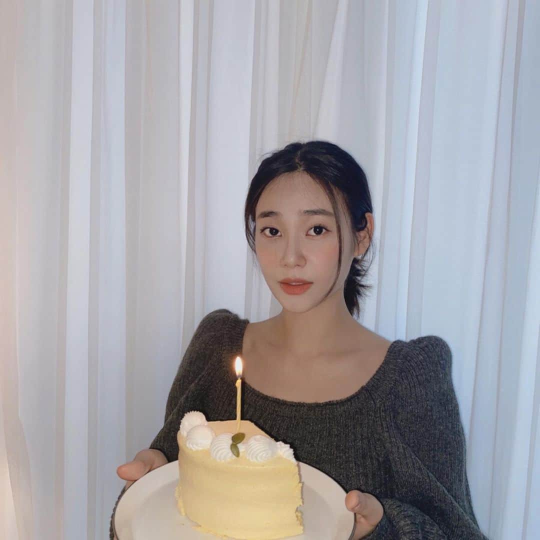 ユナのインスタグラム：「_ 🎂🎁🎀🎈 #HAPPYYUNADAY」