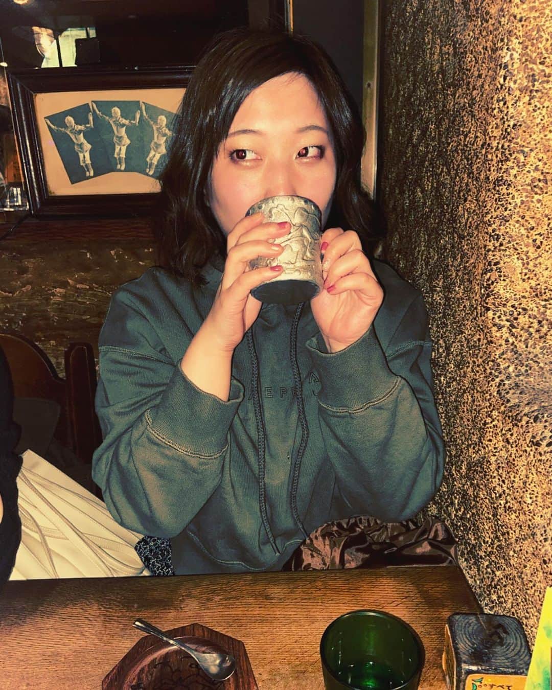 山井祥子さんのインスタグラム写真 - (山井祥子Instagram)「とても明るい性格の友人たち。 中高一貫校だったから、その分結びつきが強いです。 私はわりとローテンションなので、よく先生から『無理してあのグループに入ってない？』と心配されていました。 #友達 #カフェ」12月30日 23時46分 - shoko_yamai
