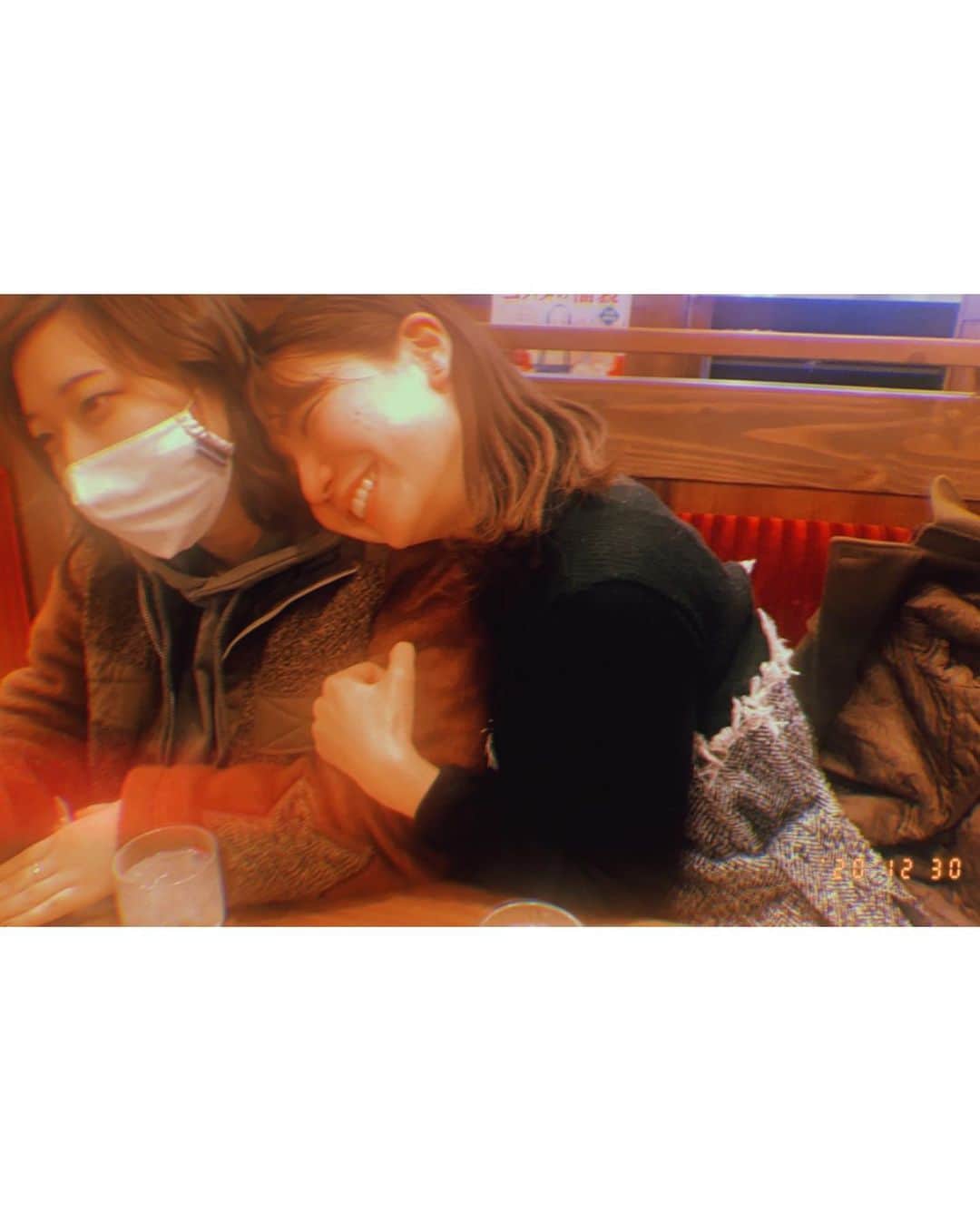 山井祥子さんのインスタグラム写真 - (山井祥子Instagram)「とても明るい性格の友人たち。 中高一貫校だったから、その分結びつきが強いです。 私はわりとローテンションなので、よく先生から『無理してあのグループに入ってない？』と心配されていました。 #友達 #カフェ」12月30日 23時46分 - shoko_yamai