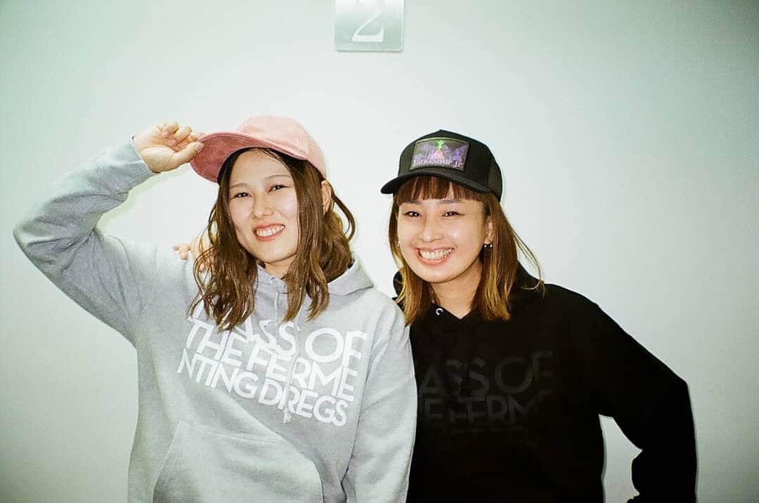 のインスタグラム：「🧧🎍新春セールのお知らせ🎍🏃🏻‍♀️🏃🏻  2021年1月1日昼12時より、マスドレ新グッズパーカー各種の販売／過去商品のセール販売を開始いたします！いさこんちが在庫で溢れかえってかわいそうなので、そういう意味でも、皆様、何とぞ笑！よろしくお願いいたします！ - https://motfd.stores.jp/ - お写真は、オフショット的なので @shimizumasaya が撮ってくれた @meg_ecosystem とのツーショット。とおおっても気に入ってる！ - #massofthefermentingdregs  #motfd #masudore #acd_band  #flakerecords  #dinosaurjr  #marchandise  #hoodie」
