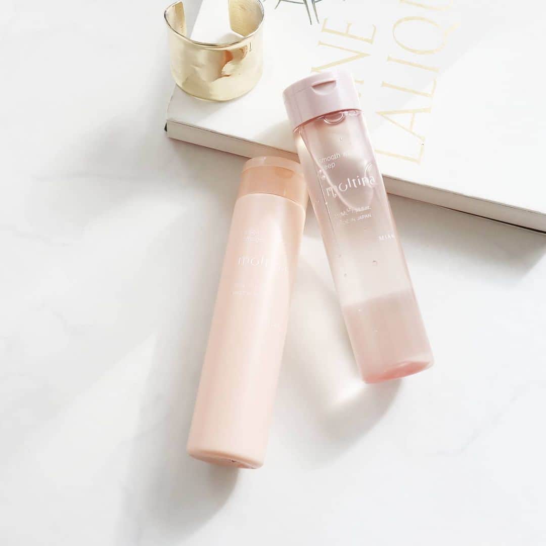 Eri Satoのインスタグラム：「ピンクのボトルがきれいな、 @mian_beauty のヘアケアセット。 · 広がりやパサつきは気になるけど、髪自体のダメージは少ない私に選んで頂いた #モルティナ の #スムースウォッシュディープ と #スリークチャージ · かなり長くなった髪をこれでいたわりたいな🤗 さていつ切ろう···🤔✂ · そしてこの年末に突発にかかる娘。 2回目って···いやいや2回もなるの？ 息子は1回もかからなかったけど😂 とにかく機嫌が悪く、ワガママに拍車がかかり···😥 病院では風邪って言われてきたけど、 今日湿疹が出てきたのでやっぱり突発でした😰 仕事も納まらないし😢、バタバタで新年迎えそう😇 · #ミアンビューティー#ヘアケア#シャンプー#コンディショナー#美髪#ダメージケア」