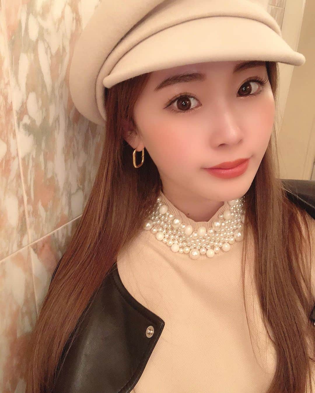 藤川沙弥のインスタグラム：「先日眉毛アートへ行ってきました🥸 一昨年、去年と韓国で2回 眉毛アートしていたのですが 段々薄くなってきてたので 全体を整えてもらいたくて🤍 @brows.2016.o さんで お願いしました🤲🏻  眉毛の高さの左右差があったり 元々の毛の感じとか、 沢山沢山、相談に乗ってくださって 何度も調整を重ねながら とっても丁寧に施術してくださった、、🥺‼︎  眉毛って顔の額縁と言われる程 大事なパーツだと思うので 自分が納得いくような眉にしてもらうには 沢山相談する事が大切🙆🏻‍♀️  いまで4週目なんだけど 本当に自然で何もしてなくても 綺麗な眉毛になってメイクも楽ちん🥺  眉毛メイクにも流行りがあるし 年齢と共に眉毛の形を 変えたい時もあると思うし 眉アートは決して永遠とかではないので それも安心で気軽にできる‼︎🙆🏻‍♀️ 悩んでる方には本当にオススメしたい☺️❤️」