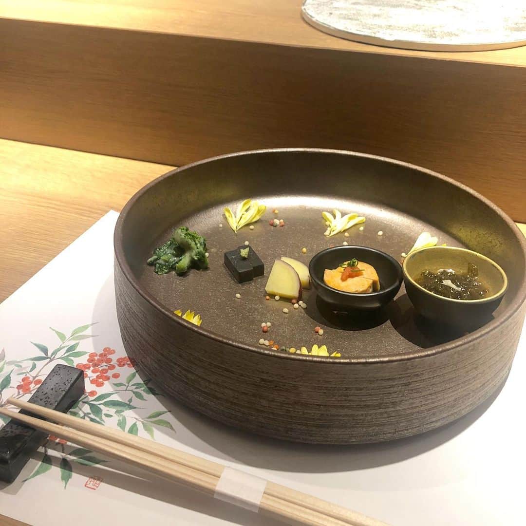 菊池かなこさんのインスタグラム写真 - (菊池かなこInstagram)「. 大門にオープンした すし宮川さんへ🍣 ここはなんとプロジェクションマッピングを見ながら お鮨が楽しめるイノベイティブなお鮨やさん! 赤酢の握りのコース、宮古島出身の大将の選んだ日本酒との相性抜群🍶 作や獺祭純米大吟醸、美味しくいただきました✨ 菜の花が散りばめられて日本庭園風の前菜から始まり、 本格江戸前鮨が次々と、所々白子やいくらご飯、茶碗蒸しなどの一品料理が トロと寒鰤が特に美味しかった☺️ カウンターの他に個室もありました。 特別な日におすすめ✨ . . . ୨୧┈┈┈┈┈┈┈┈┈┈┈┈┈┈┈┈┈୨୧ support by woomy #すし宮川#大門グルメ#大門ディナー#pr#東京グルメ #浜松町#浜松町グルメ#浜松町ディナー#鮨 #lineconomi#東京カレンダー#東カレ倶楽部 #インスタグルメアワード2020#かなーなグルメ #食べログ#東京グルメ#フードグラマー #デリスタグラマー#記念日ディナー」12月30日 23時41分 - canana_kanako