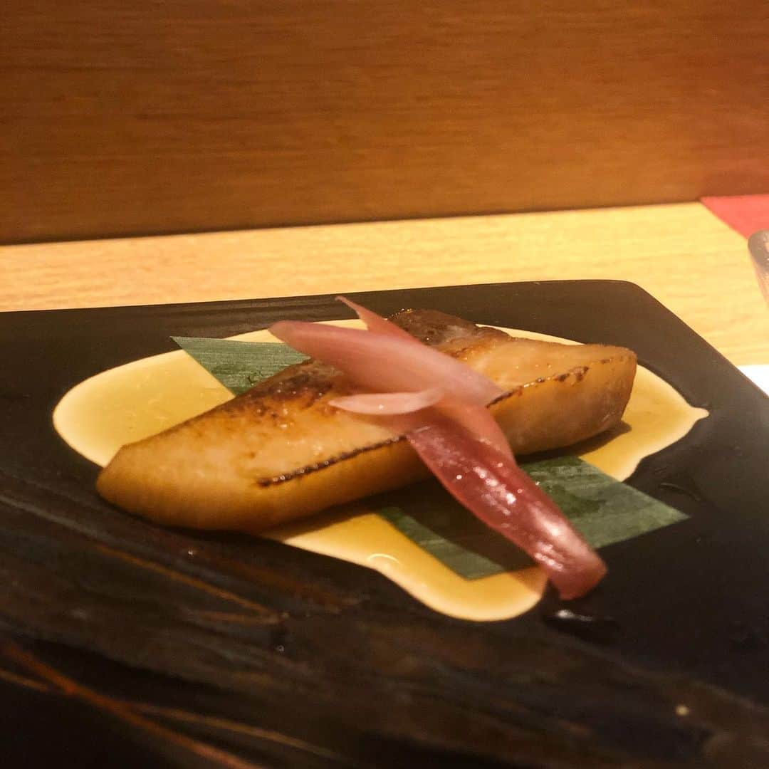菊池かなこさんのインスタグラム写真 - (菊池かなこInstagram)「. 大門にオープンした すし宮川さんへ🍣 ここはなんとプロジェクションマッピングを見ながら お鮨が楽しめるイノベイティブなお鮨やさん! 赤酢の握りのコース、宮古島出身の大将の選んだ日本酒との相性抜群🍶 作や獺祭純米大吟醸、美味しくいただきました✨ 菜の花が散りばめられて日本庭園風の前菜から始まり、 本格江戸前鮨が次々と、所々白子やいくらご飯、茶碗蒸しなどの一品料理が トロと寒鰤が特に美味しかった☺️ カウンターの他に個室もありました。 特別な日におすすめ✨ . . . ୨୧┈┈┈┈┈┈┈┈┈┈┈┈┈┈┈┈┈୨୧ support by woomy #すし宮川#大門グルメ#大門ディナー#pr#東京グルメ #浜松町#浜松町グルメ#浜松町ディナー#鮨 #lineconomi#東京カレンダー#東カレ倶楽部 #インスタグルメアワード2020#かなーなグルメ #食べログ#東京グルメ#フードグラマー #デリスタグラマー#記念日ディナー」12月30日 23時41分 - canana_kanako