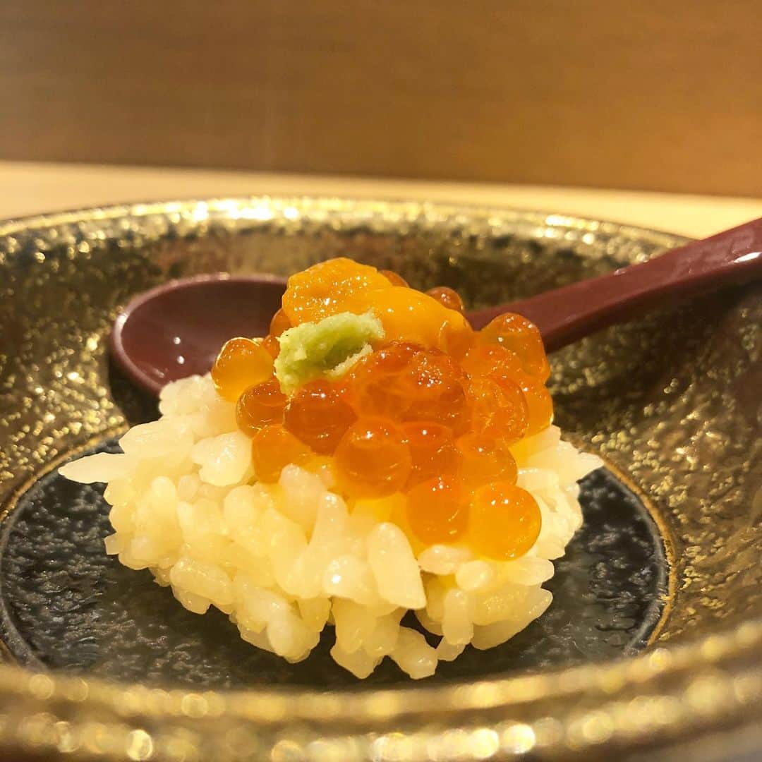 菊池かなこさんのインスタグラム写真 - (菊池かなこInstagram)「. 大門にオープンした すし宮川さんへ🍣 ここはなんとプロジェクションマッピングを見ながら お鮨が楽しめるイノベイティブなお鮨やさん! 赤酢の握りのコース、宮古島出身の大将の選んだ日本酒との相性抜群🍶 作や獺祭純米大吟醸、美味しくいただきました✨ 菜の花が散りばめられて日本庭園風の前菜から始まり、 本格江戸前鮨が次々と、所々白子やいくらご飯、茶碗蒸しなどの一品料理が トロと寒鰤が特に美味しかった☺️ カウンターの他に個室もありました。 特別な日におすすめ✨ . . . ୨୧┈┈┈┈┈┈┈┈┈┈┈┈┈┈┈┈┈୨୧ support by woomy #すし宮川#大門グルメ#大門ディナー#pr#東京グルメ #浜松町#浜松町グルメ#浜松町ディナー#鮨 #lineconomi#東京カレンダー#東カレ倶楽部 #インスタグルメアワード2020#かなーなグルメ #食べログ#東京グルメ#フードグラマー #デリスタグラマー#記念日ディナー」12月30日 23時41分 - canana_kanako