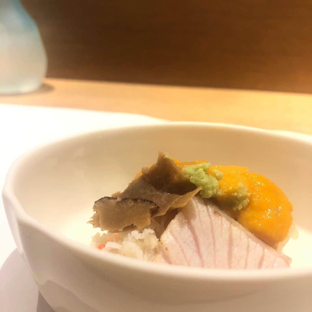 菊池かなこさんのインスタグラム写真 - (菊池かなこInstagram)「. 大門にオープンした すし宮川さんへ🍣 ここはなんとプロジェクションマッピングを見ながら お鮨が楽しめるイノベイティブなお鮨やさん! 赤酢の握りのコース、宮古島出身の大将の選んだ日本酒との相性抜群🍶 作や獺祭純米大吟醸、美味しくいただきました✨ 菜の花が散りばめられて日本庭園風の前菜から始まり、 本格江戸前鮨が次々と、所々白子やいくらご飯、茶碗蒸しなどの一品料理が トロと寒鰤が特に美味しかった☺️ カウンターの他に個室もありました。 特別な日におすすめ✨ . . . ୨୧┈┈┈┈┈┈┈┈┈┈┈┈┈┈┈┈┈୨୧ support by woomy #すし宮川#大門グルメ#大門ディナー#pr#東京グルメ #浜松町#浜松町グルメ#浜松町ディナー#鮨 #lineconomi#東京カレンダー#東カレ倶楽部 #インスタグルメアワード2020#かなーなグルメ #食べログ#東京グルメ#フードグラマー #デリスタグラマー#記念日ディナー」12月30日 23時41分 - canana_kanako