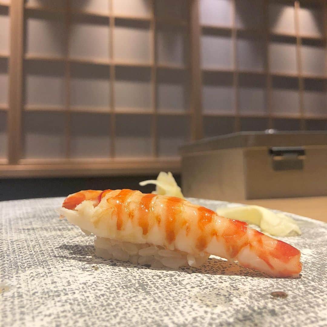 菊池かなこさんのインスタグラム写真 - (菊池かなこInstagram)「. 大門にオープンした すし宮川さんへ🍣 ここはなんとプロジェクションマッピングを見ながら お鮨が楽しめるイノベイティブなお鮨やさん! 赤酢の握りのコース、宮古島出身の大将の選んだ日本酒との相性抜群🍶 作や獺祭純米大吟醸、美味しくいただきました✨ 菜の花が散りばめられて日本庭園風の前菜から始まり、 本格江戸前鮨が次々と、所々白子やいくらご飯、茶碗蒸しなどの一品料理が トロと寒鰤が特に美味しかった☺️ カウンターの他に個室もありました。 特別な日におすすめ✨ . . . ୨୧┈┈┈┈┈┈┈┈┈┈┈┈┈┈┈┈┈୨୧ support by woomy #すし宮川#大門グルメ#大門ディナー#pr#東京グルメ #浜松町#浜松町グルメ#浜松町ディナー#鮨 #lineconomi#東京カレンダー#東カレ倶楽部 #インスタグルメアワード2020#かなーなグルメ #食べログ#東京グルメ#フードグラマー #デリスタグラマー#記念日ディナー」12月30日 23時41分 - canana_kanako