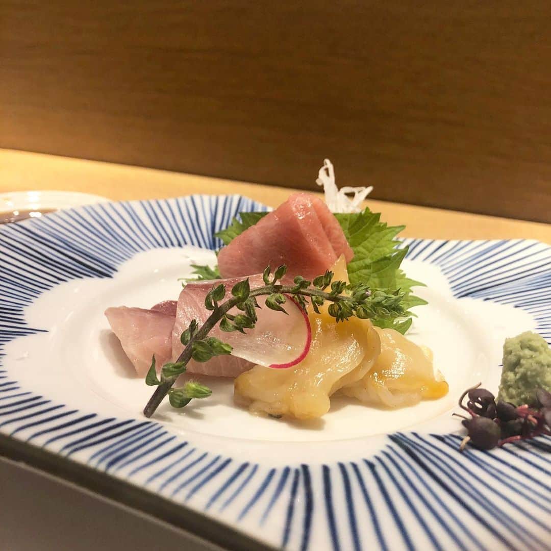菊池かなこさんのインスタグラム写真 - (菊池かなこInstagram)「. 大門にオープンした すし宮川さんへ🍣 ここはなんとプロジェクションマッピングを見ながら お鮨が楽しめるイノベイティブなお鮨やさん! 赤酢の握りのコース、宮古島出身の大将の選んだ日本酒との相性抜群🍶 作や獺祭純米大吟醸、美味しくいただきました✨ 菜の花が散りばめられて日本庭園風の前菜から始まり、 本格江戸前鮨が次々と、所々白子やいくらご飯、茶碗蒸しなどの一品料理が トロと寒鰤が特に美味しかった☺️ カウンターの他に個室もありました。 特別な日におすすめ✨ . . . ୨୧┈┈┈┈┈┈┈┈┈┈┈┈┈┈┈┈┈୨୧ support by woomy #すし宮川#大門グルメ#大門ディナー#pr#東京グルメ #浜松町#浜松町グルメ#浜松町ディナー#鮨 #lineconomi#東京カレンダー#東カレ倶楽部 #インスタグルメアワード2020#かなーなグルメ #食べログ#東京グルメ#フードグラマー #デリスタグラマー#記念日ディナー」12月30日 23時41分 - canana_kanako