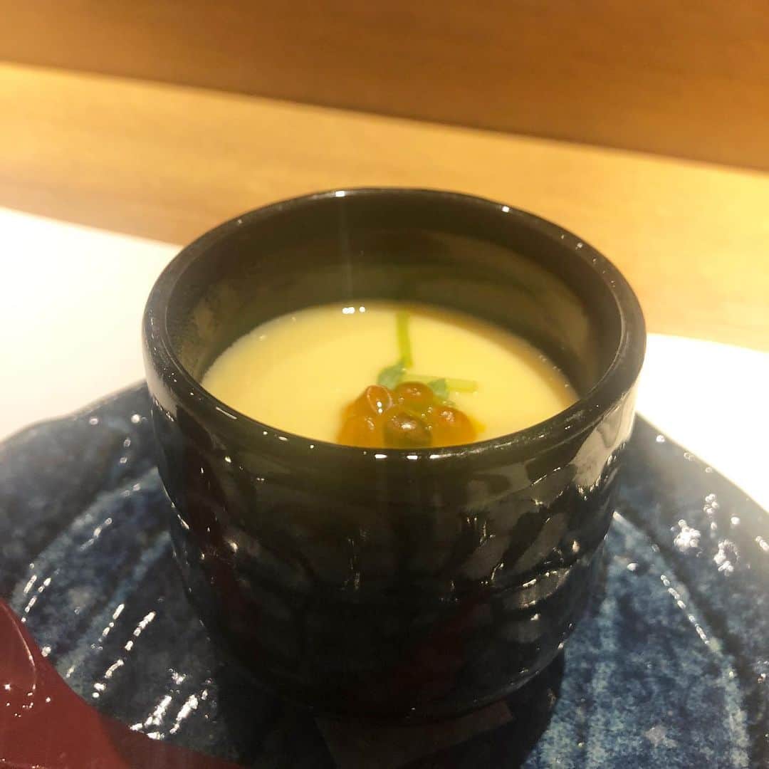 菊池かなこさんのインスタグラム写真 - (菊池かなこInstagram)「. 大門にオープンした すし宮川さんへ🍣 ここはなんとプロジェクションマッピングを見ながら お鮨が楽しめるイノベイティブなお鮨やさん! 赤酢の握りのコース、宮古島出身の大将の選んだ日本酒との相性抜群🍶 作や獺祭純米大吟醸、美味しくいただきました✨ 菜の花が散りばめられて日本庭園風の前菜から始まり、 本格江戸前鮨が次々と、所々白子やいくらご飯、茶碗蒸しなどの一品料理が トロと寒鰤が特に美味しかった☺️ カウンターの他に個室もありました。 特別な日におすすめ✨ . . . ୨୧┈┈┈┈┈┈┈┈┈┈┈┈┈┈┈┈┈୨୧ support by woomy #すし宮川#大門グルメ#大門ディナー#pr#東京グルメ #浜松町#浜松町グルメ#浜松町ディナー#鮨 #lineconomi#東京カレンダー#東カレ倶楽部 #インスタグルメアワード2020#かなーなグルメ #食べログ#東京グルメ#フードグラマー #デリスタグラマー#記念日ディナー」12月30日 23時41分 - canana_kanako