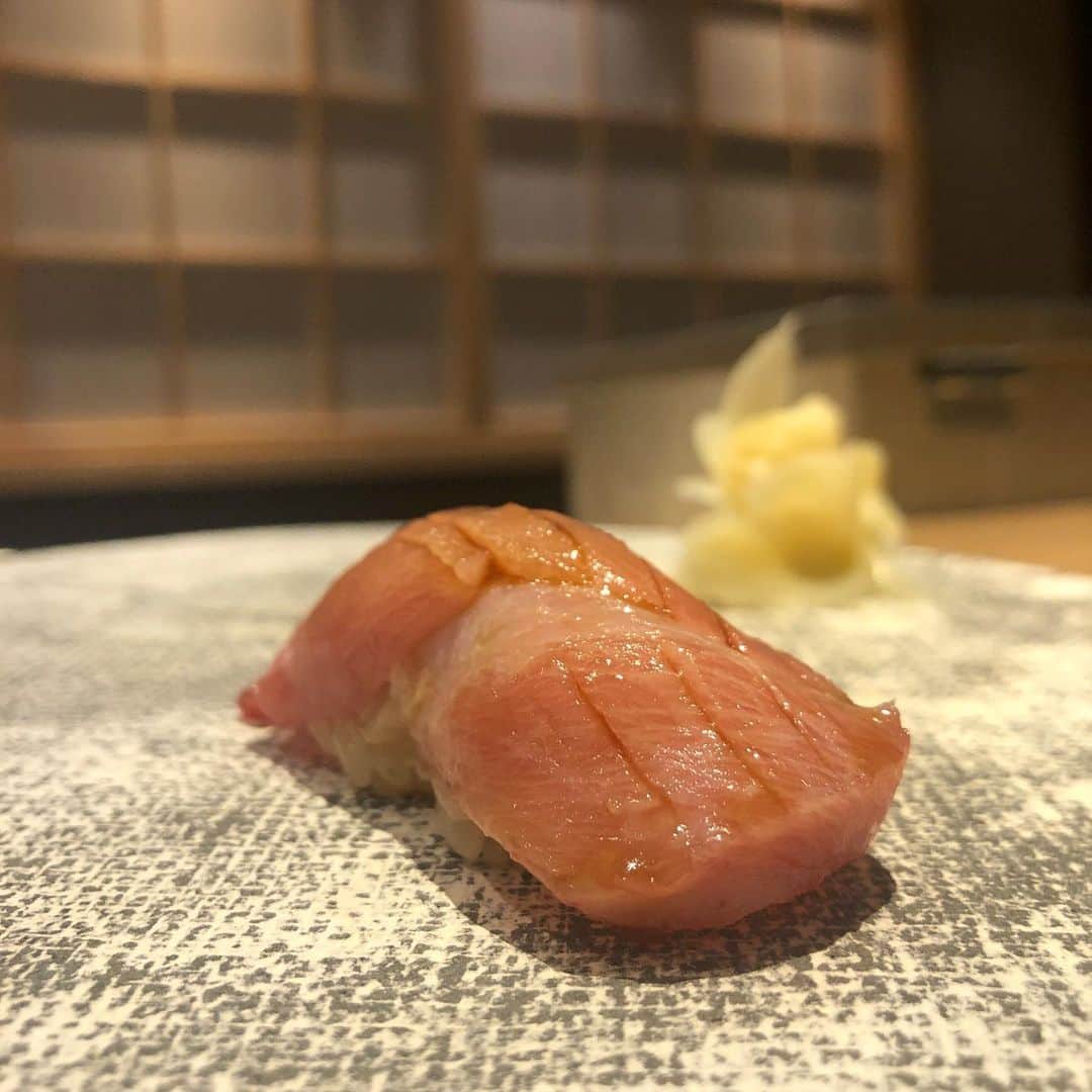 菊池かなこさんのインスタグラム写真 - (菊池かなこInstagram)「. 大門にオープンした すし宮川さんへ🍣 ここはなんとプロジェクションマッピングを見ながら お鮨が楽しめるイノベイティブなお鮨やさん! 赤酢の握りのコース、宮古島出身の大将の選んだ日本酒との相性抜群🍶 作や獺祭純米大吟醸、美味しくいただきました✨ 菜の花が散りばめられて日本庭園風の前菜から始まり、 本格江戸前鮨が次々と、所々白子やいくらご飯、茶碗蒸しなどの一品料理が トロと寒鰤が特に美味しかった☺️ カウンターの他に個室もありました。 特別な日におすすめ✨ . . . ୨୧┈┈┈┈┈┈┈┈┈┈┈┈┈┈┈┈┈୨୧ support by woomy #すし宮川#大門グルメ#大門ディナー#pr#東京グルメ #浜松町#浜松町グルメ#浜松町ディナー#鮨 #lineconomi#東京カレンダー#東カレ倶楽部 #インスタグルメアワード2020#かなーなグルメ #食べログ#東京グルメ#フードグラマー #デリスタグラマー#記念日ディナー」12月30日 23時41分 - canana_kanako