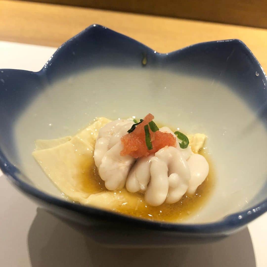 菊池かなこさんのインスタグラム写真 - (菊池かなこInstagram)「. 大門にオープンした すし宮川さんへ🍣 ここはなんとプロジェクションマッピングを見ながら お鮨が楽しめるイノベイティブなお鮨やさん! 赤酢の握りのコース、宮古島出身の大将の選んだ日本酒との相性抜群🍶 作や獺祭純米大吟醸、美味しくいただきました✨ 菜の花が散りばめられて日本庭園風の前菜から始まり、 本格江戸前鮨が次々と、所々白子やいくらご飯、茶碗蒸しなどの一品料理が トロと寒鰤が特に美味しかった☺️ カウンターの他に個室もありました。 特別な日におすすめ✨ . . . ୨୧┈┈┈┈┈┈┈┈┈┈┈┈┈┈┈┈┈୨୧ support by woomy #すし宮川#大門グルメ#大門ディナー#pr#東京グルメ #浜松町#浜松町グルメ#浜松町ディナー#鮨 #lineconomi#東京カレンダー#東カレ倶楽部 #インスタグルメアワード2020#かなーなグルメ #食べログ#東京グルメ#フードグラマー #デリスタグラマー#記念日ディナー」12月30日 23時41分 - canana_kanako