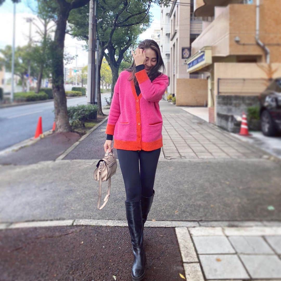 のインスタグラム：「23:40😭🏡💕 やっとinstagram time🥰 2021年まで後１日 年末は今年一年を振り返って 沢山postしたい、と 思っていたけれど 時間が足りない…💛  子供達３人が毎日楽しそうに過ごしている姿は 私にとって何よりも幸せな光景 息子は甥っ子達が大好きなので 朝起きた瞬間から甥っ子達をみては満面の笑み！ ママの存在を忘れているのでは？と思うほど、 本当に楽しそうに過ごしています お正月明けまで我が家にお泊まり🎍 家族というあたたかさ、 安心する気持ち、 子供達みんなに沢山沢山感じてほしい🥰 そして毎晩美味しい食事を作ってくれるママに 感謝しかない❤️❤️ さて明日のために体力温存しないと！ おやすみなさい✨ #おやすみ」