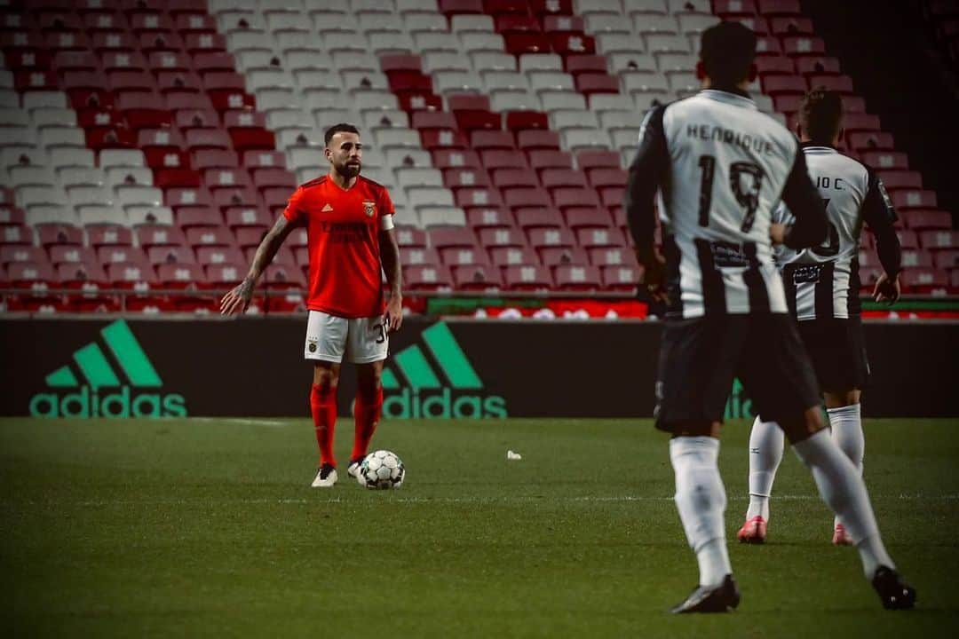 ニコラス・オタメンディさんのインスタグラム写真 - (ニコラス・オタメンディInstagram)「#Benfica 🔴⚪️ #DeTodosUm 🦅」12月30日 23時50分 - nicolasotamendi30