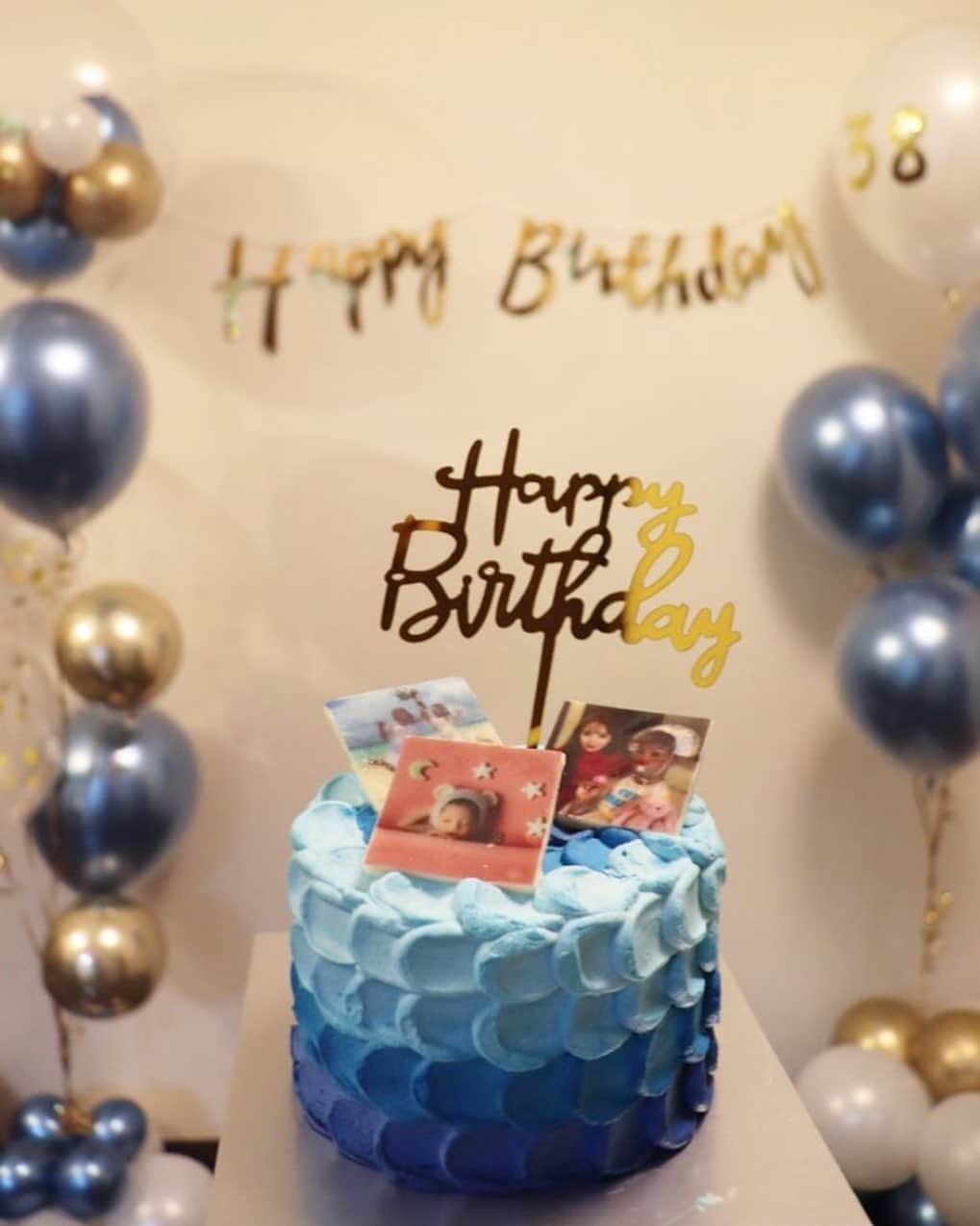 平木愛美のインスタグラム：「happy birthday 💙💙💙  一緒に過ごす、７回目のXmas BD 👑  今年は大切がひとり、増えて。初の"家族"でのお祝い。  ずっと、  だーーーーーいすきだっ！！！！！  ３１歳だった彼は、３８歳に🤪💫  balloon / @jeffersonsballoon  cake /@marinehouse_yourstorycake  #1225」