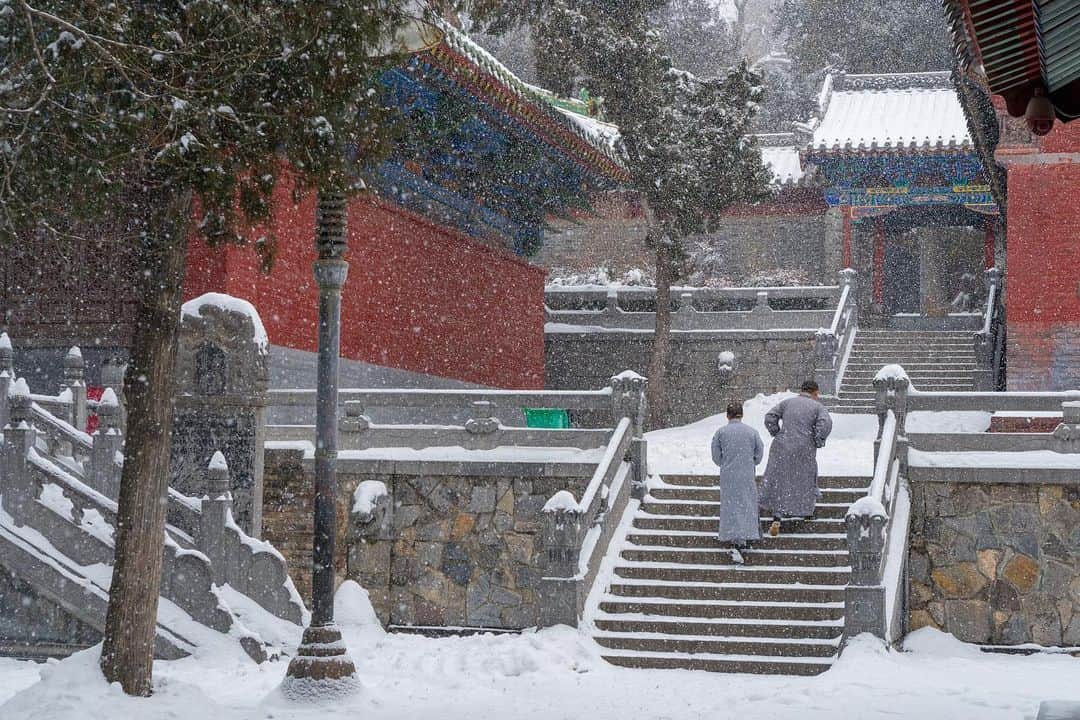 Michael Yamashitaのインスタグラム：「A Rare snowfall at the Shaolin Temple, in Dengfeng, Henan, birthplace of Kungfu, does not stop the martial monks from practicing their art. The monks are here to study Buddhism and practice Kungfu. There are some 60 martial arts academies to take care of the 50,000 Kungfu enthusiasts who visit here from around the world to learn from the masters. This UNESCO World Heritage site is also the cradle of Chinese Zen (Chan) Buddhism.   #shaolin #kungfu #shaolintemple #shaolinkungfu #dengfeng #henan #worldheritage」