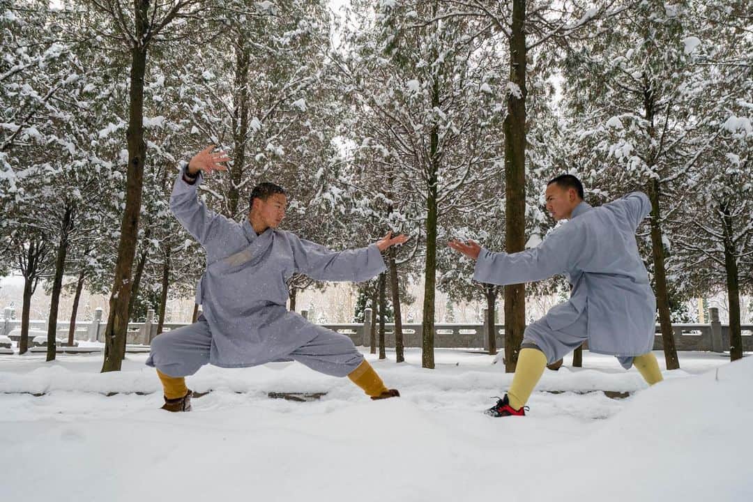 Michael Yamashitaさんのインスタグラム写真 - (Michael YamashitaInstagram)「A Rare snowfall at the Shaolin Temple, in Dengfeng, Henan, birthplace of Kungfu, does not stop the martial monks from practicing their art. The monks are here to study Buddhism and practice Kungfu. There are some 60 martial arts academies to take care of the 50,000 Kungfu enthusiasts who visit here from around the world to learn from the masters. This UNESCO World Heritage site is also the cradle of Chinese Zen (Chan) Buddhism.   #shaolin #kungfu #shaolintemple #shaolinkungfu #dengfeng #henan #worldheritage」12月30日 23時53分 - yamashitaphoto