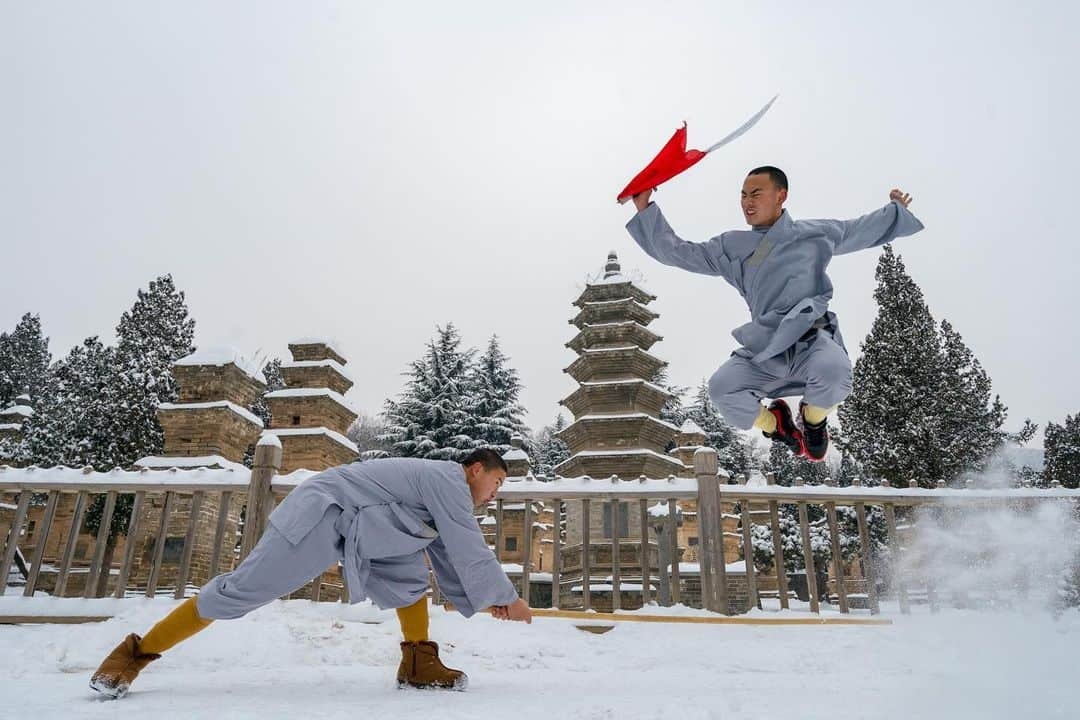 Michael Yamashitaさんのインスタグラム写真 - (Michael YamashitaInstagram)「A Rare snowfall at the Shaolin Temple, in Dengfeng, Henan, birthplace of Kungfu, does not stop the martial monks from practicing their art. The monks are here to study Buddhism and practice Kungfu. There are some 60 martial arts academies to take care of the 50,000 Kungfu enthusiasts who visit here from around the world to learn from the masters. This UNESCO World Heritage site is also the cradle of Chinese Zen (Chan) Buddhism.   #shaolin #kungfu #shaolintemple #shaolinkungfu #dengfeng #henan #worldheritage」12月30日 23時53分 - yamashitaphoto