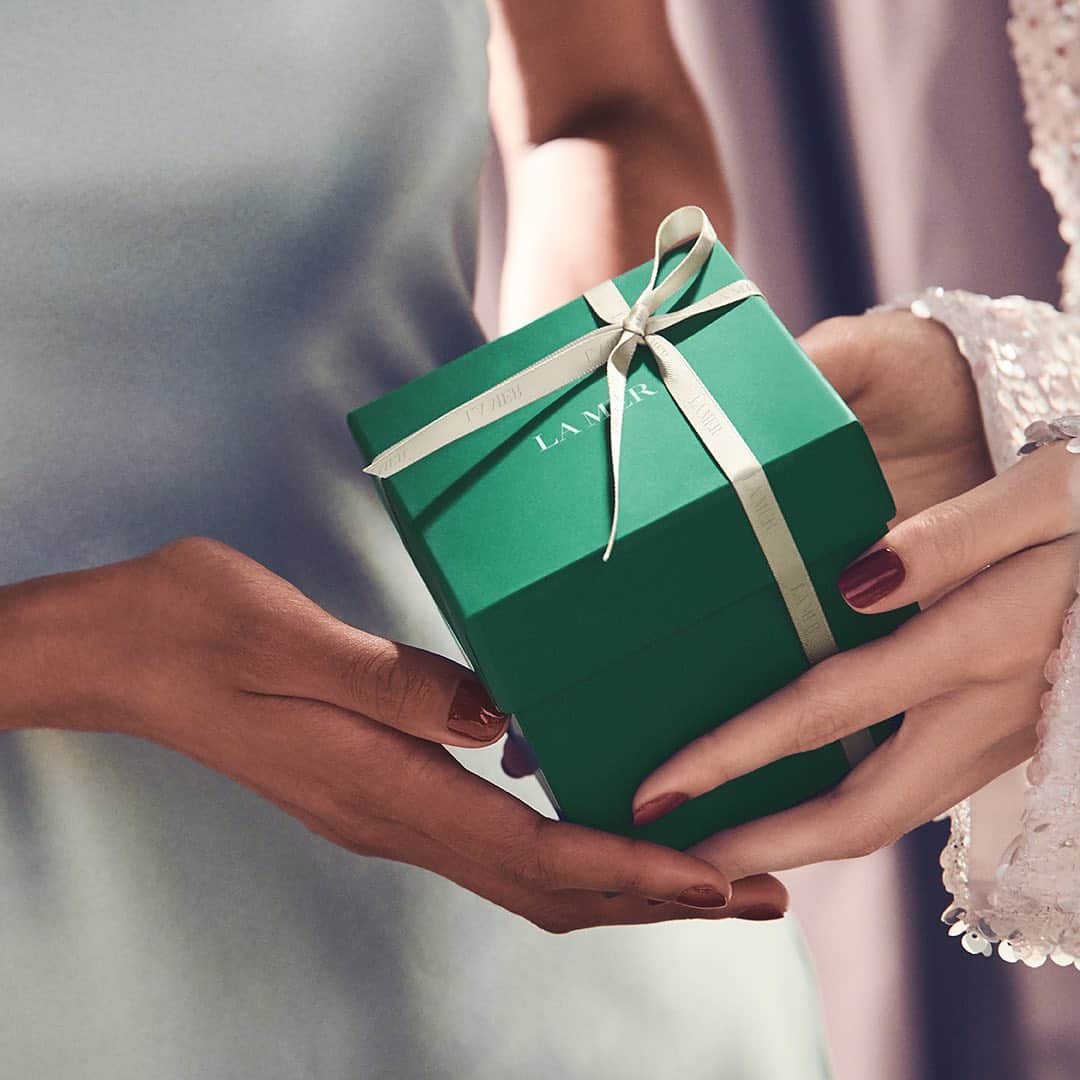 ドゥラメールのインスタグラム：「Still exchanging gifts this year? We may have just the thing ...」