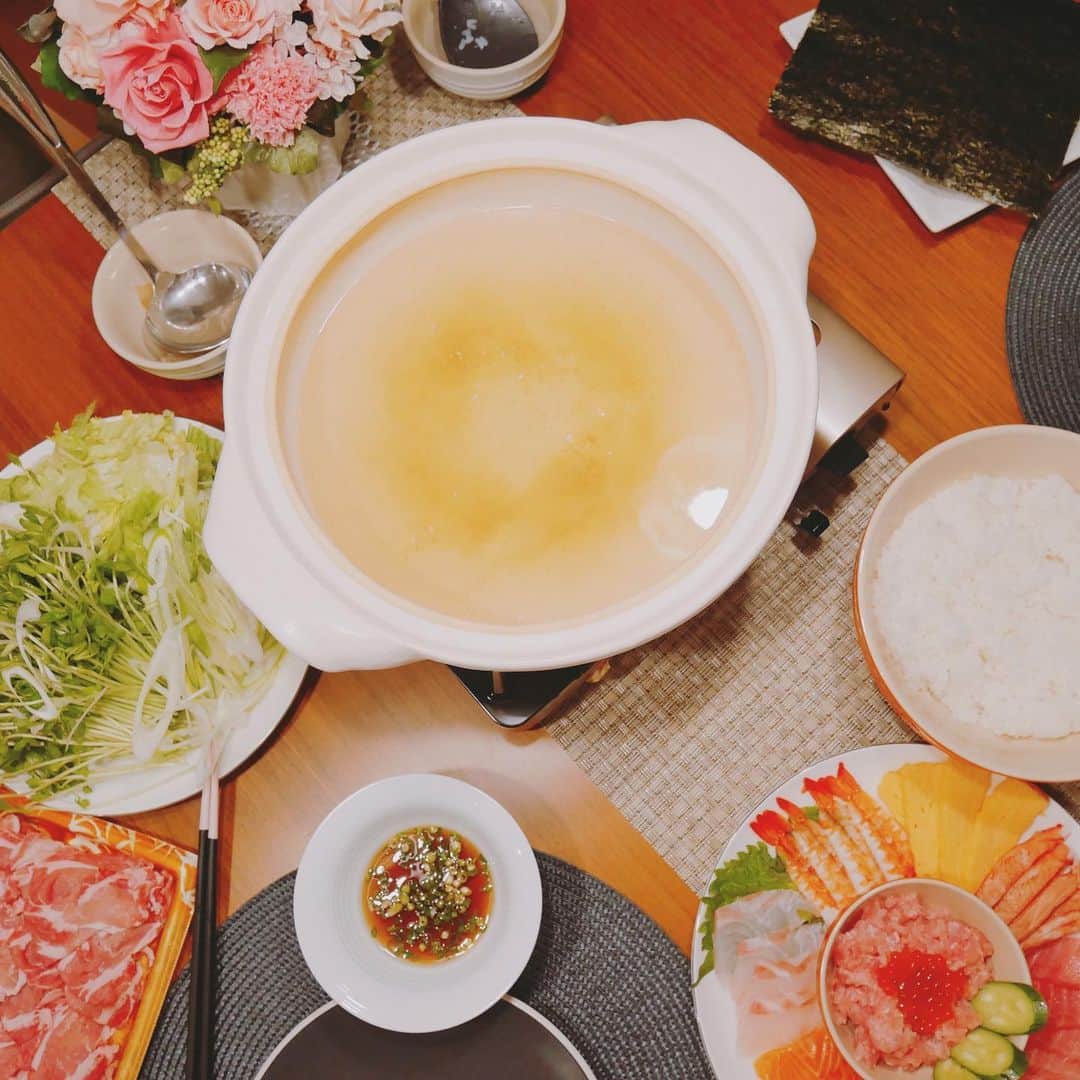 本田朋子さんのインスタグラム写真 - (本田朋子Instagram)「年の瀬ごはん。 豚しゃぶ＆手巻き寿司。 豚しゃぶは、和風出汁に酒•ニンニクを少し加えて風味付け。 具材は、レタス•豆苗•白ネギのシンプル野菜と豚肉。 めんつゆ•砂糖•お鍋の出汁で作る付けダレは、柚子胡椒を入れると無限に食べられるほど美味しくなります♡  #料理 #しゃぶしゃぶ #年末年始 #簡単おうちご飯 #手抜きにもほどがあるけど #満足」12月31日 0時00分 - tomoko_honda_official_phonics