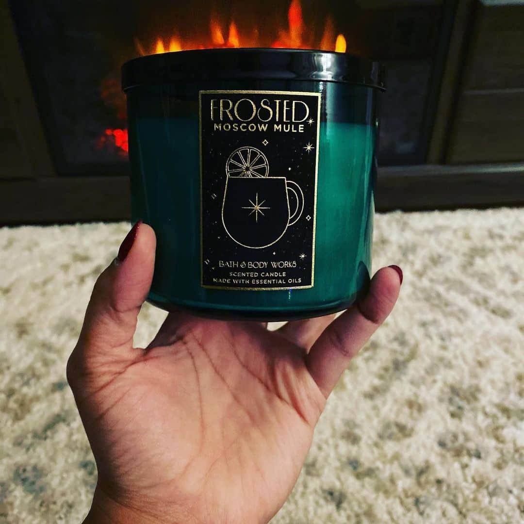 Bath & Body Worksさんのインスタグラム写真 - (Bath & Body WorksInstagram)「✔️ Cozy fireplace 🔥 ✔️ PJs 💤 ✔️ Boozy Candles 🥂 Comment 👇 which 3-Wick you’re ringing in the New Year with!」12月31日 0時00分 - bathandbodyworks