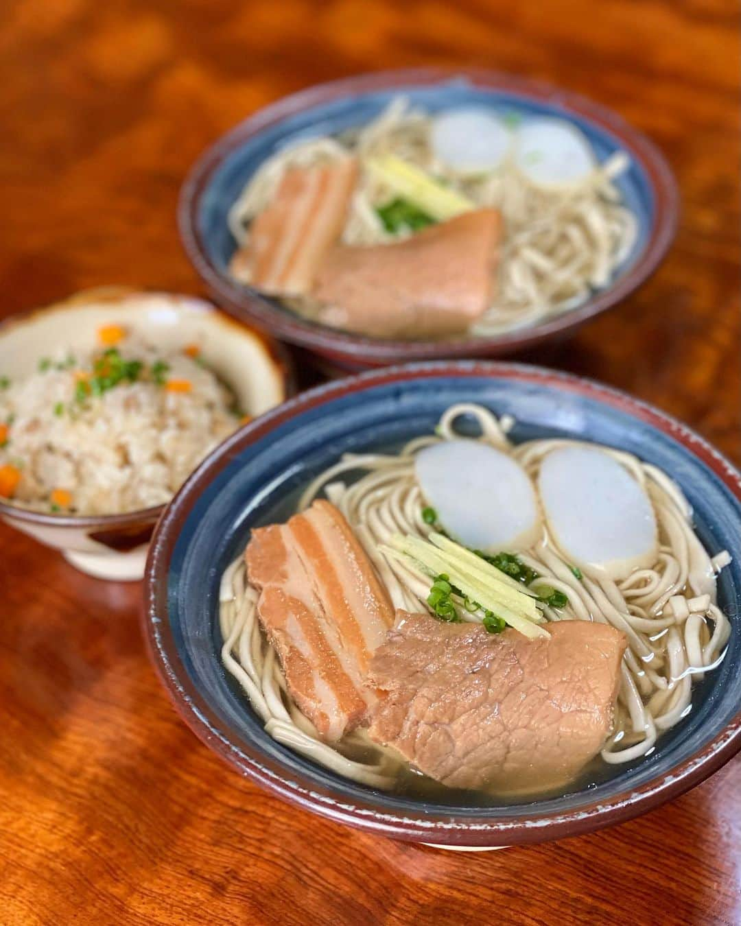 Ayuminのインスタグラム：「🌺首里そば🌺 3日間連続ソーキそば食べられて幸せだった🍜 首里そばさんも人気なのがよくわかる美味しさ🥺✨ おそばはもちろんなんだけど、じゅーしーが絶品❣️ ここにきたらじゅーしーも食べるべき🤩 . ☑️ #首里そば　(中) ☑️ #じゅうしぃ . 首里そばは太麺で腰がありモチっと！！ 優しいお出汁もたまらなかった！ ここもまたリピートしたい🥺 . スタバクイーン👸🏼メインアカウント ➡︎ @ayumin0220stb . #ソーキそば#沖縄そば#じゅーしー#ジューシー #沖縄旅行#沖縄#那覇グルメ#沖縄グルメ#沖縄ランチ#那覇ランチ #インスタグルメアワード2020#あいなご#ナゴレコ#グルメライター#タビジョ」