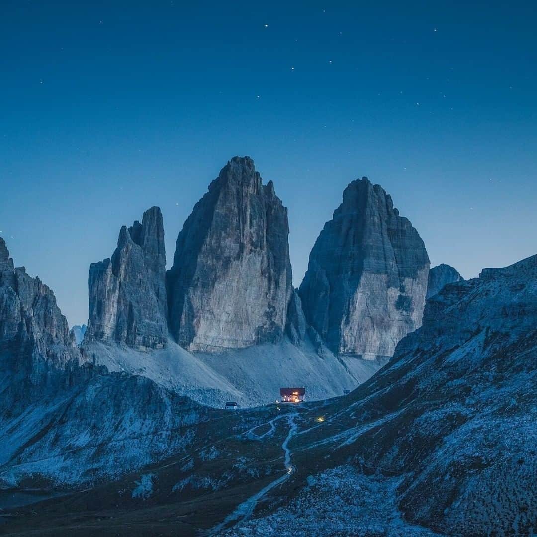 Discoveryさんのインスタグラム写真 - (DiscoveryInstagram)「The Tre Cime di Lavaredo mountain summits in the Dolomites at night, South Tyrol, Italy.  #dolomites #trecimedilavaredo #italy #nightsky #cabinlife #mountainview」12月31日 0時00分 - discovery