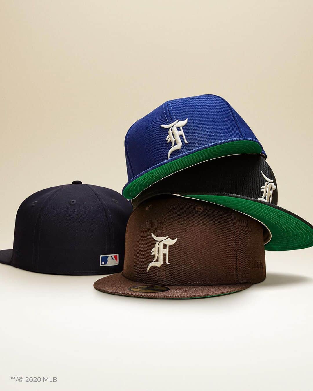ニューエラ・キャップのインスタグラム：「The @essentials 59FIFTY Fitted caps and retro crown 9FIFTY Strapbacks by Fear of God ESSENTIALS are here. Collection available at neweracap.com via the link in bio. @neweracapstyle」