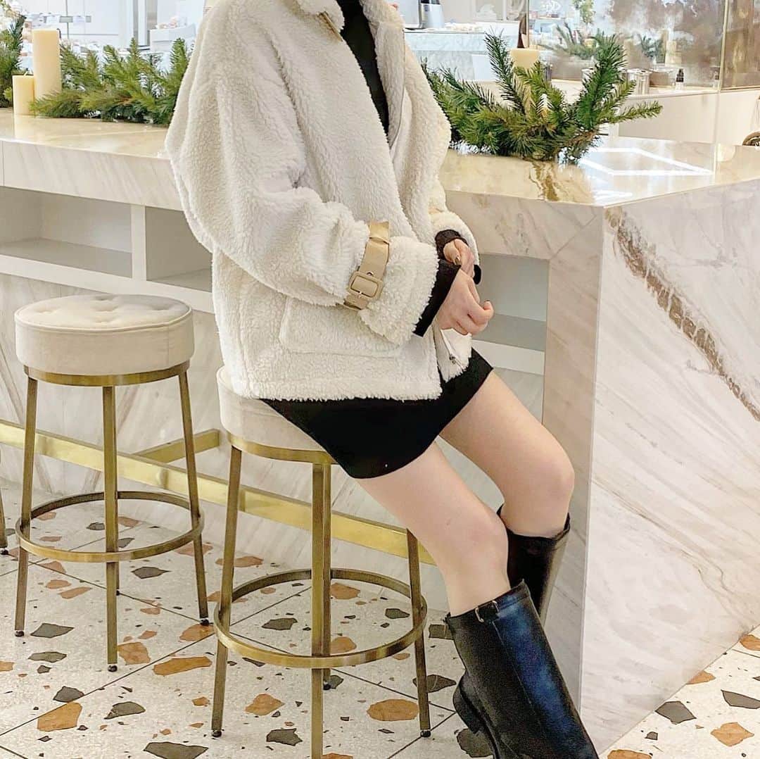 たんりいのインスタグラム：「. . Village京都店から徒歩2〜3分のカフェ @libertejapon.kyoto 🍰♡ . 店内も広くてかわいいしおすすめ！✨ . . @maison_de_lyla のアウター着用💓 流行りに便乗して1着ゲットした🥰 . . #code #fashion #cafe #caffe #kyotocafe #maisondelyla #ファッション #アウター #ブルゾン #京都カフェ」