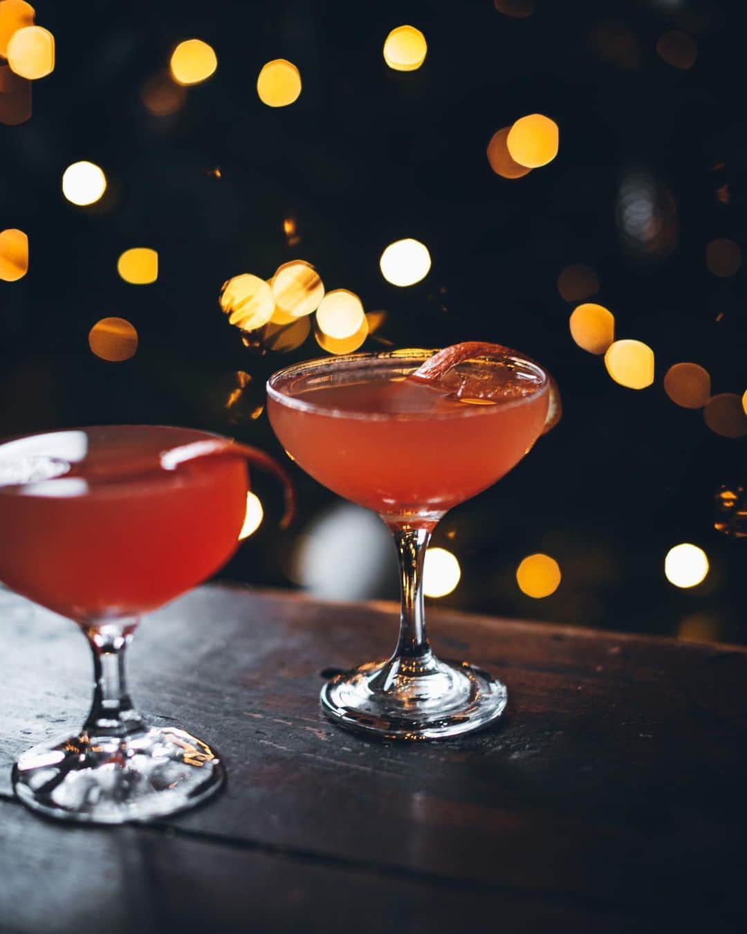 のインスタグラム：「This sparkling New Year’s cocktail is now up on my Youtube channel! Made with orange juice, clove and cinnamon infused campari, gin and sparkling wine ✨🥂 Swipe for a preview of the video! Link in my profile ✨ #newyearscocktails」
