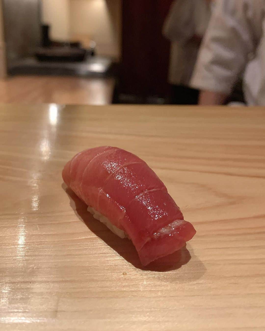 春名亜美さんのインスタグラム写真 - (春名亜美Instagram)「2020年鮨納めは『鮨 利崎』へ  ここのお寿司の大大大ファンです。  最初の一品から最後の1品まで、毎回「美味しい」と唸ってます  大将が気さくで面白いのもリラックスして食べれるからいいんです😌 ・ ・ ・ #鮨利崎 #鮨」12月31日 0時07分 - amiharunaami
