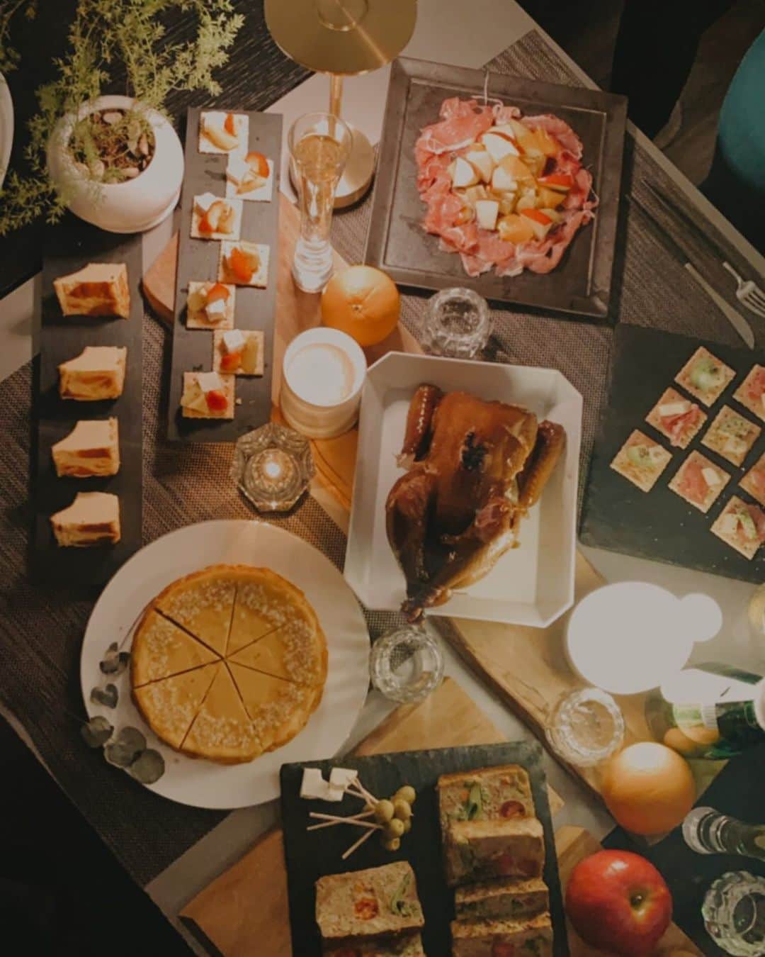 近藤美月さんのインスタグラム写真 - (近藤美月Instagram)「﻿ ﻿ みんなで持ち寄って﻿ 作ったDinner 🍽🥀﻿ ﻿ 外食するんじゃなくて﻿ こうやって集まって﻿ パーティーする感じ💖﻿ ﻿ 外国のホームパーティーみたい👧🏼✨﻿ ﻿ ﻿ ﻿」12月31日 0時08分 - miittsuk