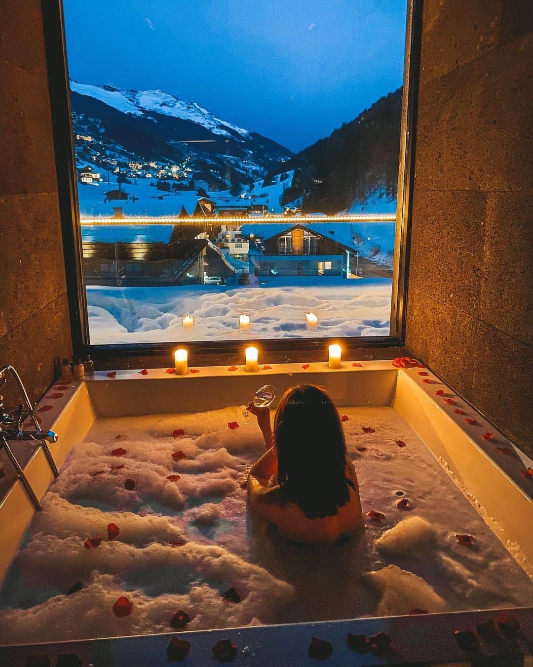 バーボラ・コディトヴァのインスタグラム：「Best destinations of 2020: 1. Ischgl (@zherohotelischgl) 2. Sölden (@dascentral_soelden & @iceq_soelden) 3. Längenfeld 4. Copenhagen 5. Maldives (@rafflesmaldives) 6. Budapest (@v1bvdapest) 7. Cinque Terre  8. Lago di Como (@mo_lagodicomo) 9. Positano 10. Dubai (@shangrila_dubai)」