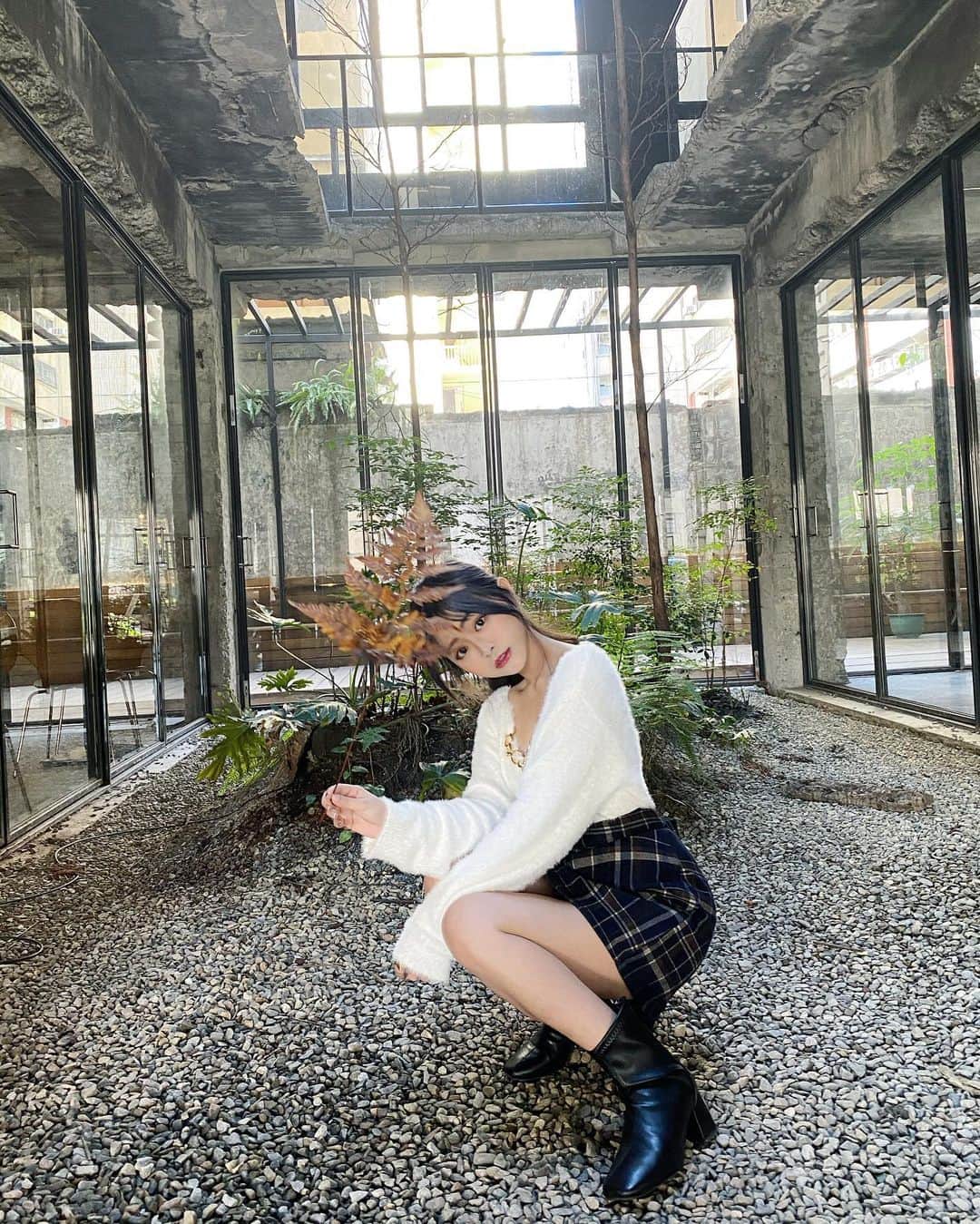 徐薇涵（Wei Han Xu）のインスタグラム：「飯店的小場景 剛好光很不賴 順手拿起了葉子🍁來拍 第三張.. 好像小時候外拍會出現的 照片餒🤣😅」