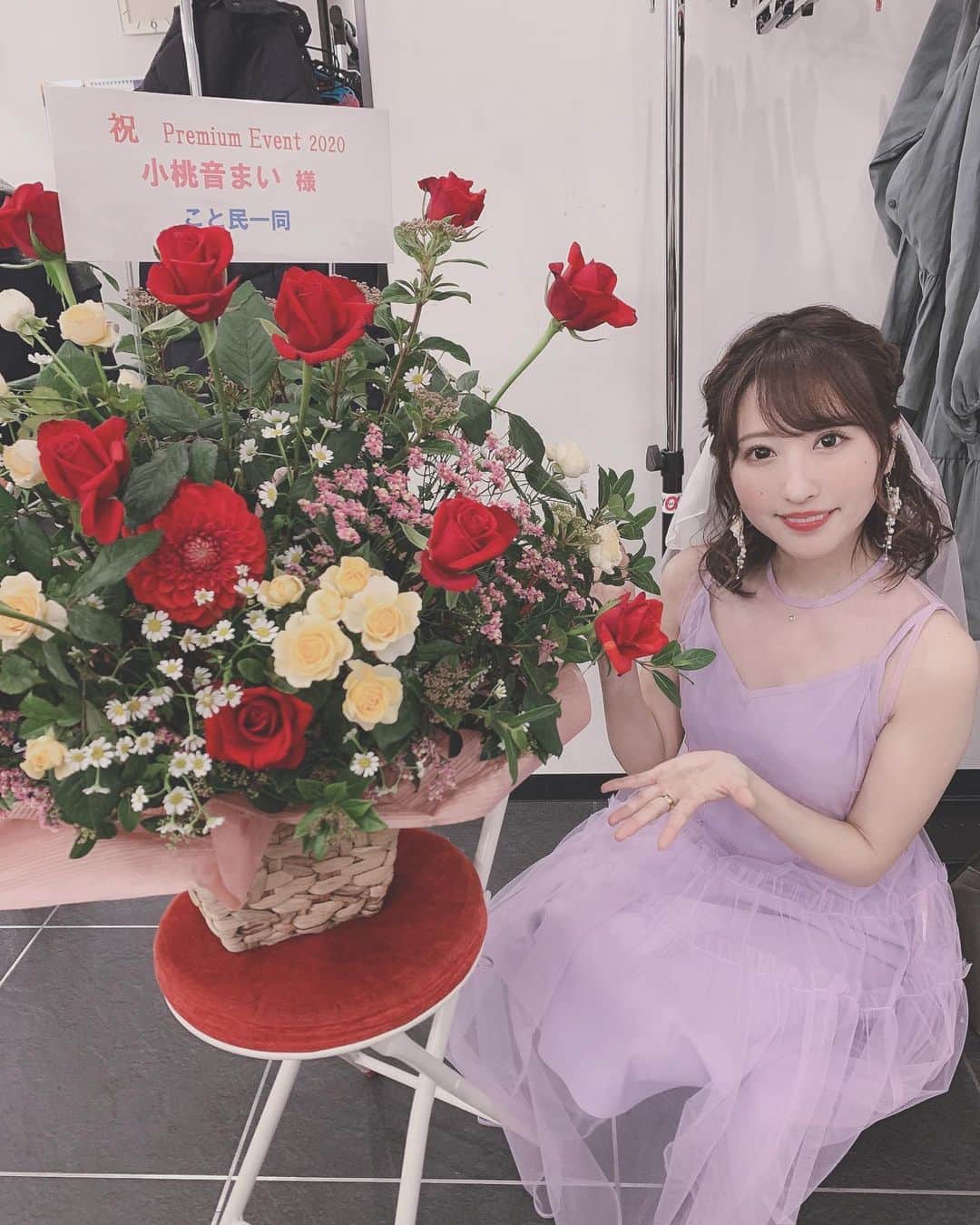 小桃音まいのインスタグラム：「💐. . 改めてSpecial event. ありがとうございました❤︎. . 衣装を自分で探してみたり. ナナちゃんと相談しながら髪飾りを作ってもらったり. お部屋みたいなステージで. こんなトークとセトリにしたい！. …っていろいろ考える楽しかったです. .」