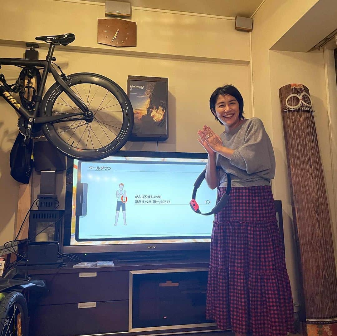 奥山佳恵さんのインスタグラム写真 - (奥山佳恵Instagram)「・ いい汗かいた！  #ニンテンドースイッチ #リングフィットアドベンチャー   #初日 #初動 #もたもた 笑  ヴィクトリーポーズ！！ 決めていかなきゃ、 明日から♪  #大人買い #痩せたい  どんくさいんですがー！ ・」12月31日 0時11分 - okuyama_yoshie