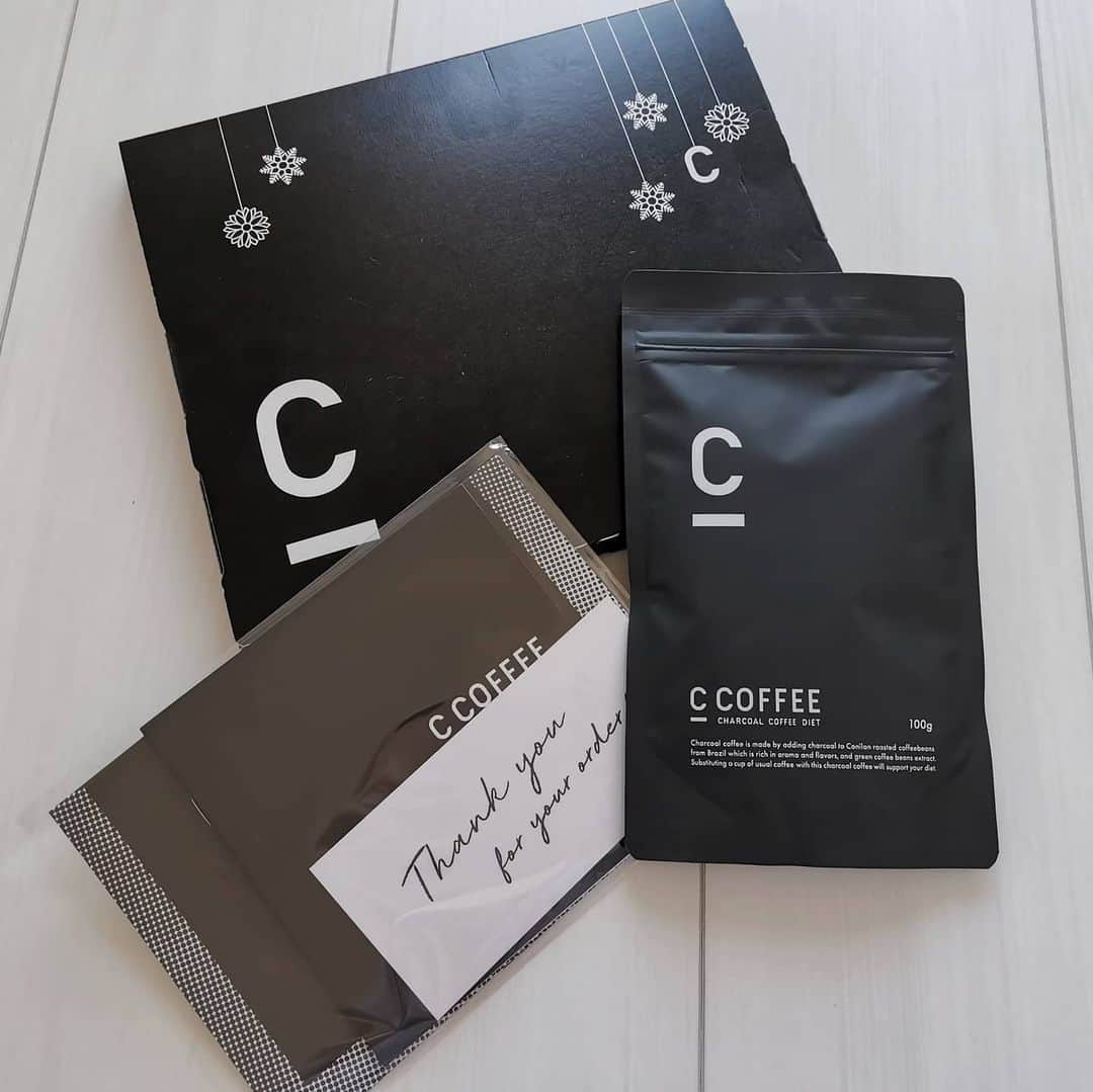 杉山由紀子のインスタグラム：「初のCcoffee✨ ( @c_coffee_official ) * * ずっと気になってたチャコールコーヒー✨✨ 最近話題だよね✨✨ * * 炭のパウダーが入っているコーヒー❤ ちょっと不思議な感覚✨✨✨ * * 炭ってほんとよき✨✨✨ めっちゃチャコールコーヒー気になってたんです✨ * * 炭のほかにも、エネルギー分解が早いMCTオイルや、水溶性食物繊維も✨✨ * * 一回体感してみてね❤ https://mejshop.jp/c-coffee/ * * #チャコールコーヒー #ダイエットコーヒー #コーヒーのある暮らし #炭 #MCTオイル #チャコールクレンズ #ダイエット #シーコーヒー #cコーヒー #c_coffee #コーヒー #coffee」