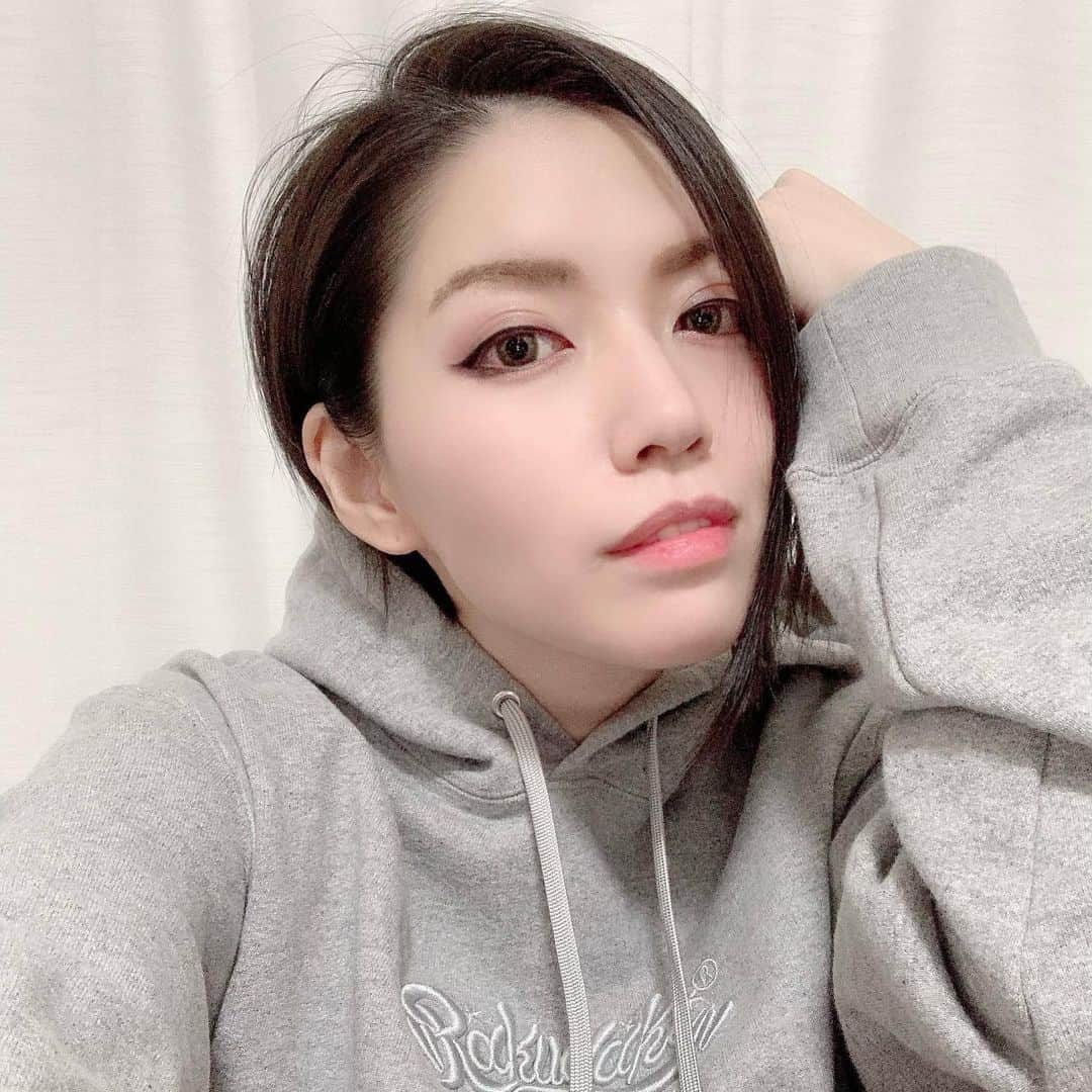 のインスタグラム：「年の瀬ですね。ここ一ヶ月くらいダイエットしていました。運動しまくって食事制限して、最終的には水抜きもして、なんだかすごく楽しかったです。 元々顔は太りにくいと思っていましたが、全体が痩せると顔の調子も良いです(自分比)。 ここからは今の状態をキープしたり、もうちょっと絞れそうな所を絞ってみたり、なんやかんや実験してみたいと思います。 体重の変動としては最初にバキッと5kg落とし、そこから筋肉がついて+2kg、その後筋肉キープしながら-3kgでトータル6kg落としました。 ダイエット前が太りすぎていただけ説もありますが…(コロナ太りの賜物)。 #ダイエット #手当たり次第 #運動食事入浴睡眠 #マッサージもよく行った #極め付けに #hautecouture  #識名美織　様の #ゴッドハンド　で #形を整えて貰いました #全身の体型がわかる写真は #公開しない予定ですが #今だけストーリーに上げています」