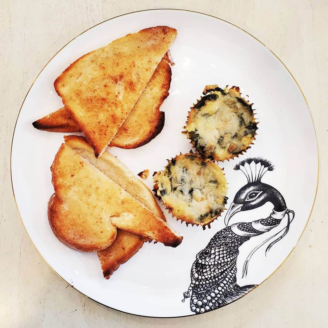 ガソリングラマーさんのインスタグラム写真 - (ガソリングラマーInstagram)「PLANT BASED KALE CHEESE EGG MINI QUICHE + BUTTER TOAST #GASOLINEKITCHEN 🍳🥬🧀🌶🍞🧈🌿🦚 @sperofoods #veganegg #quicheit #quiche #veganquiche #SCRAMBLIT #miniquiche  @miyokoscreamery #oatmilk #pepperjack #vegancheese #cheese #VEGANBUTTER  @jrorganicsfarm #organic #lacinatokale  @heartlandbreadco grandmas perfect white #bread  #vegan #veganfood #whatveganseat #plantbased #vegetarian #VEGANGOOD #vegansofig #veganfoodie #foodie #plantbased #plantbasedfood #plantbasedfoodie @gasolineglamour #gasolineglamour  @gtfoitsvegan  #gtfoitsvegan @marketbox.sd @rorydobner #palomapeacock #plate」12月31日 0時20分 - gasolineglamour