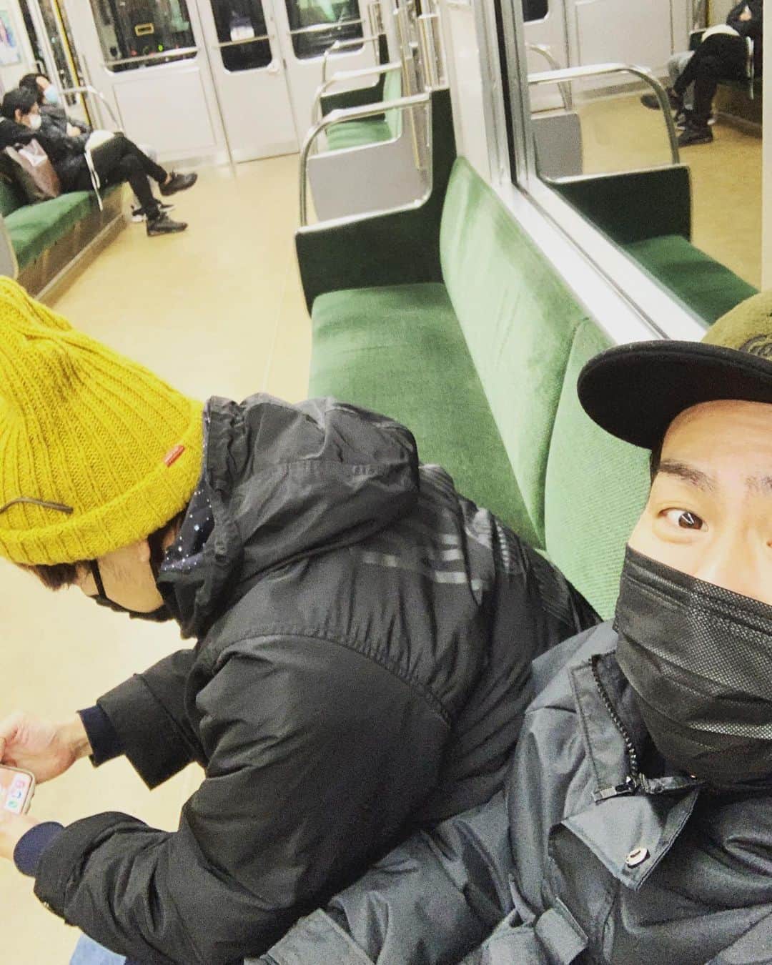 こーいちのインスタグラム：「テンフィ仕事納め。 からの電車で帰る。 ナオキは乗り換えたしもういない。 そしてタクマはさっき混んでたけど今は空いている車内に気付いていないのでまだ近くにいる。  #要するに #年末やなって事」