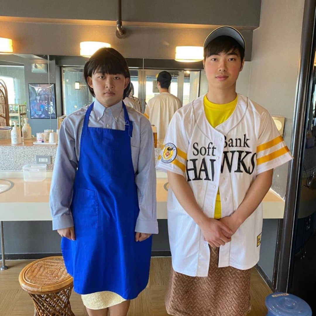 石橋遼大（四千頭身）さんのインスタグラム写真 - (石橋遼大（四千頭身）Instagram)「有吉の壁でモノマネをしました 人生初のタトゥーシールです 最後の写真はバナナサンドの収録の際に瑛人さんから頂いた瑛人ステッカーです ・ #鈴木福　さんすみません #もちろんタトゥーなんて入ってないです #タトゥーシール剥がすのめちゃくちゃ大変 #体中にガムテープ貼って剥がしました #瑛人ステッカー #どこが上かわからなかったので向きが違ったらすみません」12月31日 0時25分 - 4000ishibashi