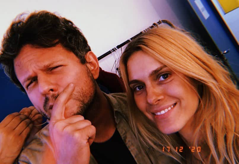 カロライナディークマンのインスタグラム：「a verdade é q eu não tenho nem roupa pra contracenar com ele... mas morro de orgulho de ter o @seltonmello marcado na minha história em dois momentos tão especiais!  eu sou tão fã dele q acabo quase constrangida com a nossa amizade; fico ouvindo qq besteira q ele diga como quem assiste uma opera,  sem piscar  e quase sem ar...  querido, chocolatineo; q seu ano seja brilhante como VC.  q seus dias sejam alegres,  profundos,  mágicos,  abarrotados de sentido  & bençãos.  feliz aniversário; loviú!!! 🤍」