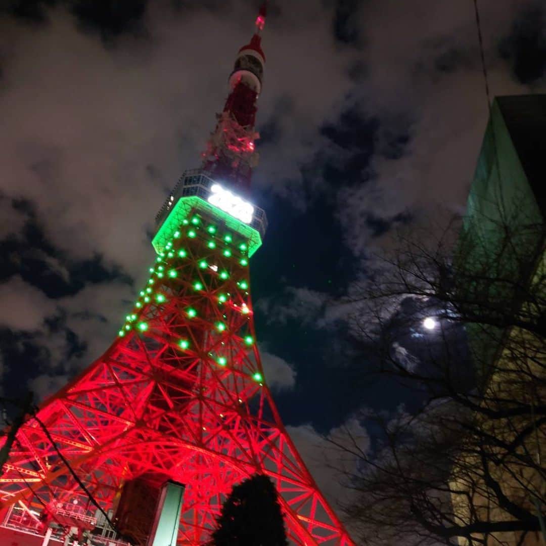 梅野舞さんのインスタグラム写真 - (梅野舞Instagram)「コールドムーン🌕と東京タワー🗼 コラボレーション🎉✨✨  東京タワー大好き仲間から 送られてきました♬  満月ダイヤモンドヴェール 【満月の夜】限定イベントとして、毎月1回、「満月」の明かりを引き立てるためにタワー上部を消灯し、下部を"12ヶ月のイメージに沿った季節のカラー"に輝かせるライトアップ❤️  今年も残すところあとわずかとなりました😌 SNSを通して仲良くしてくださった皆様ありがとうございました🙏💕  2021年の夢設定 どんな年にしたいか なりたいかを一つ決めて イメージしながら  0時を迎える前にその夢を一度言う。  例えば、幸せになるとか大変化するとかね👍  新年への切り替えと共に自分が変わる宣言をすると良いそう❣️  私も早速やってみよう♬  #東京タワー#東京タワーライトアップ#東京タワー好き#満月#満月の夜 #コールドムーン#コラボレーション#美しい#綺麗#2020年ありがとう#夢#目標 #instagood #instagram#instagramjapan」12月31日 0時39分 - mai.umeno