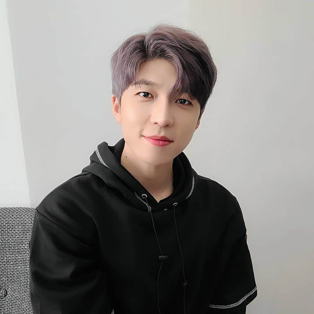 U-KISS（ユーキス）のインスタグラム：「[#유키스] 키스미 여러분❣ 라디오스타 재미있게 시청하고 계신가요? 곧 1시부터는 수현&훈의 인스타그램 합동 라이브 방송이 진행됩니다✌  #UKISS #SOOHYUN #HOON  #수현 #훈」