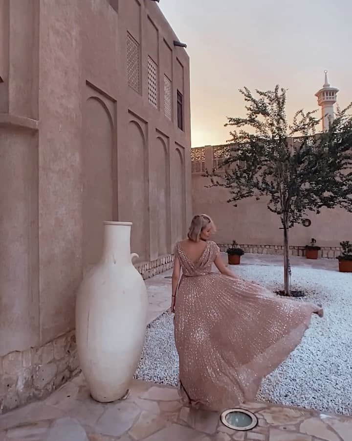 Nataly Osmannのインスタグラム：「Never get tired of #mydubai. If your trip here’s lacking a history, you definitely should go to the Old town. I’m such a fun of cultural places, here is my bucket list:  1) XVA Art Gallery such a modern combination of a hotel, contemporary art gallery and creative vegetarian restaurant  2) Dubai museum  built in 1787, it’s the oldest (!) existing building in Dubai, presenting the traditional way of life in the Emirate   3) Dubai Coffee Museum  cozy and relaxing place, where one can deeply feel how important coffee is to Arab culture and also taste different sorts. Isn’t it the best kind of museum, where you can try all the exhibits?😂  Stay tuned for more detailed Dubai guide by #followmeto soon!  @visitdubai @mydubai #mydubai  Знакомство с историческими частями современных городов – одна из моих любимых частей путешествий. Дубай особенно поражает своим темпами и масштабами! Ведь всего лишь за несколько десятилетий он превратился в мировую столицу торговли, финансов и роскоши😍  А какие факты из истории городов кажутся вам самыми интересными?  #tbc @visitdubai.ru」