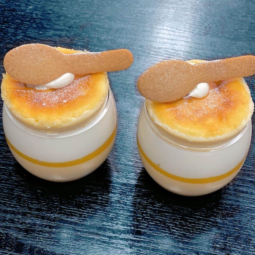 Erenaのインスタグラム：「🧀🥄チーズケーキ🧀🥄 チーズケーキ → クリーム → マーマレードジャム → プリン 4層になってた🤤 . #チーズケーキ#クリーム#ジャム#マーマレード#プリン#オシャレ#スプーンクッキー#クッキー」