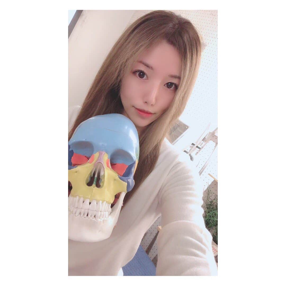 箕田 みなみのインスタグラム：「今年最後に小顔矯正&骨盤矯正でスッキリ〜💆‍♀️✨✨ 肌年齢チェッカーしてもらって、施術前→SMC水分量47(理想50〜60) SOC油分量31(理想20未満) SE肌弾力57(理想50以上) SA肌年齢29(実年齢35) で乾燥してる時期にしては、お手入れしっかりされてるお肌って言われてテンション上がって⤴️ww 施術後更にテンションが上がる結果に😍❤️ SMC水分量57 SOC油分量22 SE肌弾力59 SA肌年齢25‼︎😳✨✨ 保つ為にもお手入れもっと頑張ろう😆⤴️✨ ・ ・ #長岡美容整体  #南船場 #小顔矯正 #骨盤矯正 #美容整体 #小顔キャビテーション #美容オタク」