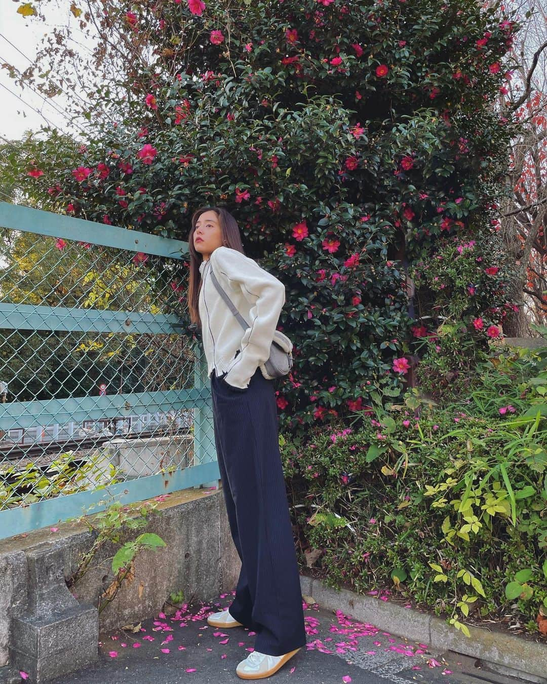 新木優子さんのインスタグラム写真 - (新木優子Instagram)「私服  knit : @inella_official  bottom : @zara shoes : vintage bag : @dior earring : @knowhowjewelry  撮影の時だけマスク外しています🙇🏻‍♀️✨」12月31日 0時44分 - yuuuuukko_