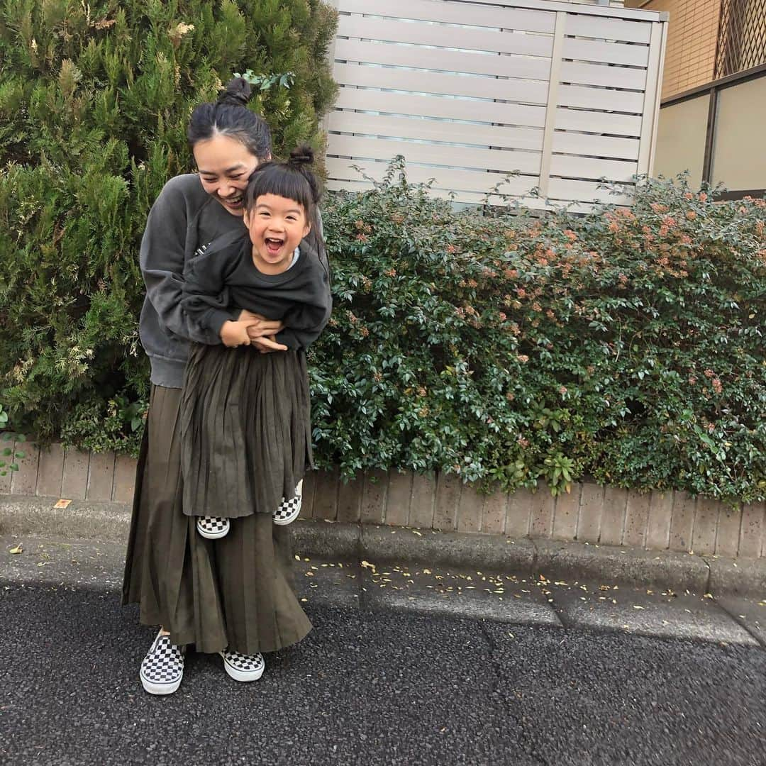 Chieさんのインスタグラム写真 - (ChieInstagram)「たまにはモモと❤ #リンクコーデ  ハナが撮ってくれました📸👏  くしゃくしゃ笑顔にほっこり☺️ 我が家のムードメーカーです✨  まだまだママに甘えたいお年頃。 モモなりにゆずの面倒も見てくれて、お姉ちゃんしてくれて頑張っています👧🏻  ゆずが産まれてから… 気をつけるようにしていても、やっぱりどうしても「ちょっと待っててね」が増えてしまったように思います😢  「お姉ちゃん」という言葉は普段からモモには使わないようにしているのですが、「あたしお姉ちゃんだもん」みたいな事を自分からよく言っていて… パパといる時は「抱っこ～」と甘えたりするのですが、私だけの時はほとんど言わなくて… モモなりに気を使ってるのか、我慢しているのかなと思ってハッとして💦 夜寝る時に2人だった時があり、「もっと甘えていいんだよ、我慢しなくていいんだよ。ママにして欲しいこととかいっぱい言ってね。」と伝えたことがありました。そしたらモモが「うんうん」って無言で首を縦に振って頷いて、ぎゅ～って私の事を抱きしめたことがありました。  ついつい知らないうちにモモに甘えてしまっていた自分に反省しました。きっと同じように、ハナにももっとたくさん甘えてしまっているんだと思います。 もう少しうまく色々とできたらいいのだけど、なかなか思い描くような理想のママにはなれないのが現実💭  今まで以上に大好き♡を伝えたり、それぞれとの2人での時間も捻出して大切にしたいなと思いました。  「ママが3人いればいいのにね～」ってよくみんなで話しています🤱🤱🤱   #古着コーデ #古着」12月31日 0時45分 - tiem415