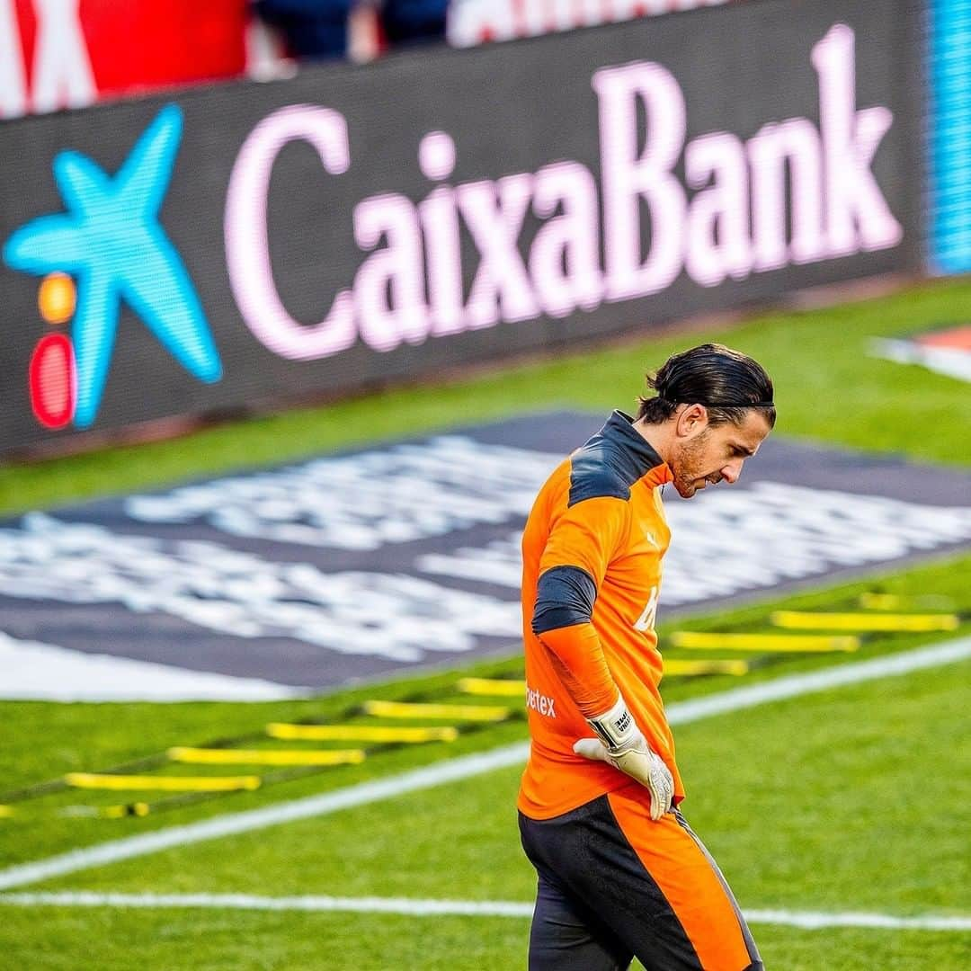 バレンシアCFさんのインスタグラム写真 - (バレンシアCFInstagram)「Concentrados para sumar los tres puntos en el #GranadaValencia 🔴⚪🦇  #LaLiga #ValenciaCF #AMUNTValencia #MatchdayVCF」12月31日 0時46分 - valenciacf