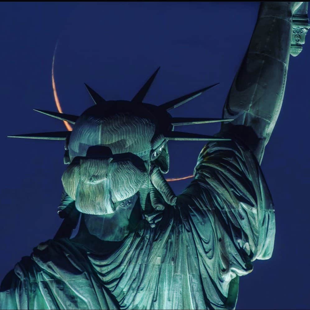のインスタグラム：「Statue of Liberty... 📷 @jkhordi」